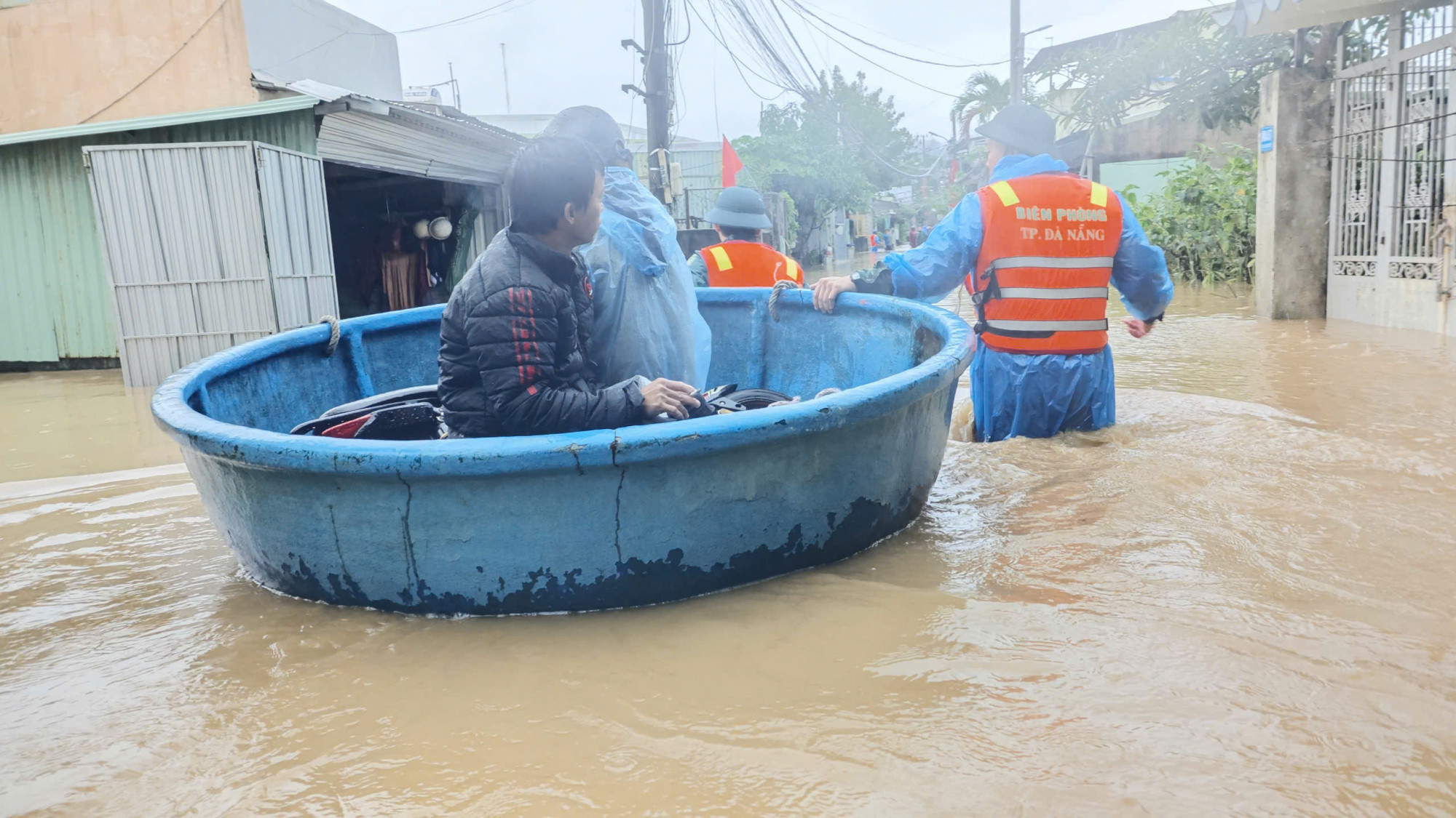 Các lực lượng đang đi vào vùng ngập sâu để sơ tán trước những người già yếu, ốm đau, trẻ nhỏ