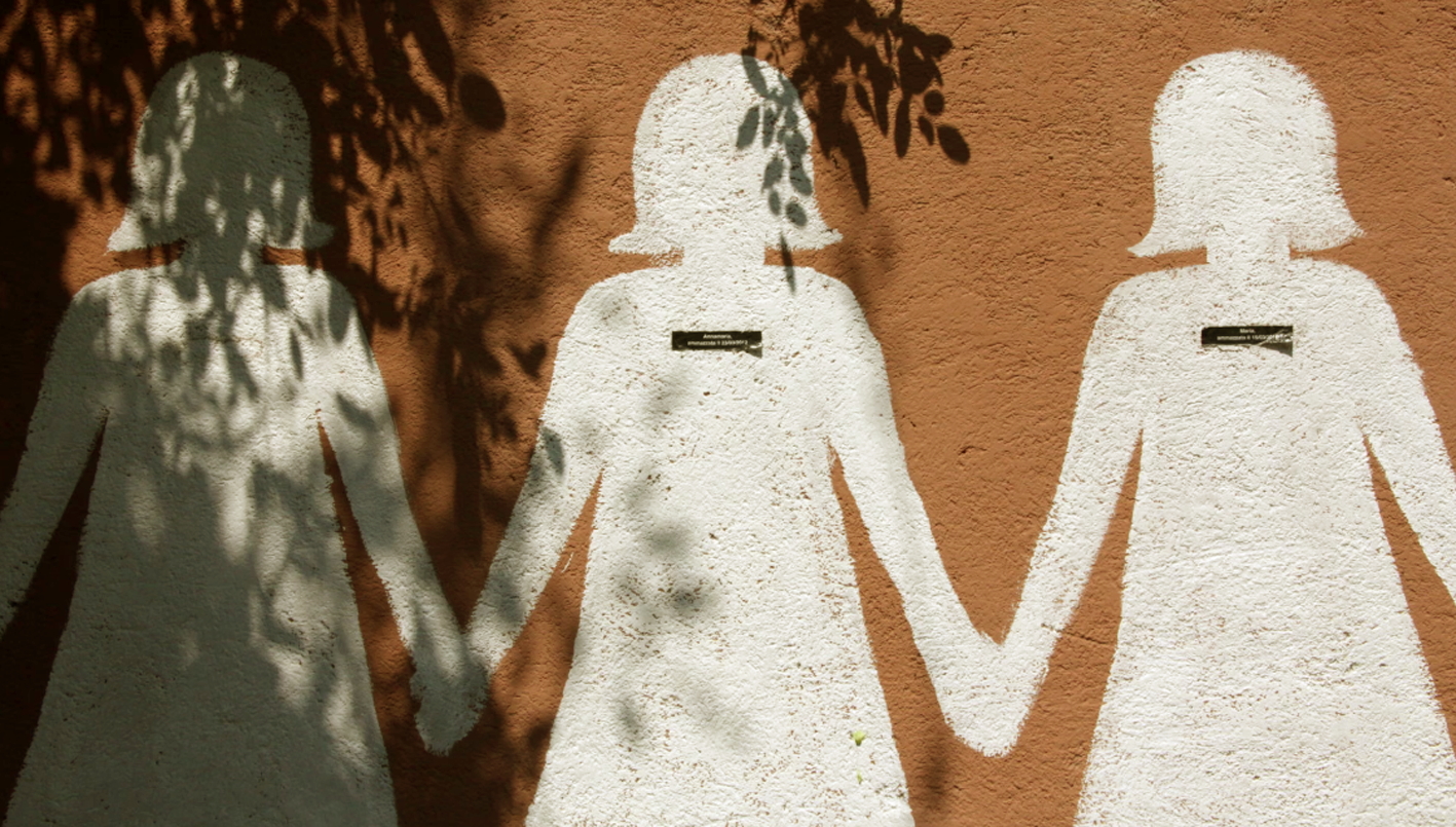 Bức ảnh ở Ý kêu gọi chấm dứt bạo lực đối với phụ nữ. Các chuyên gia nói rằng hầu hết phụ nữ phạm tội đều do đói nghèo, bảo vệ gia đình và bị lạm dụng  - ẢNH: GARI WYN WILLIAMS (Alamy)