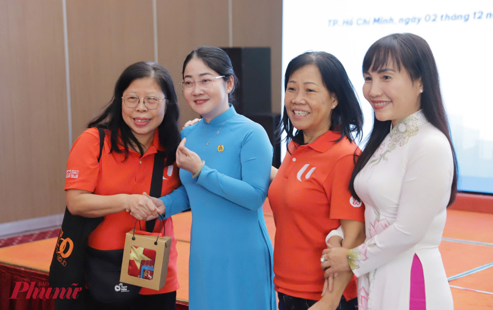 Các đại biểu chụp hình lưu niệm tại buổi làm việc - Ảnh: Phùng Huy