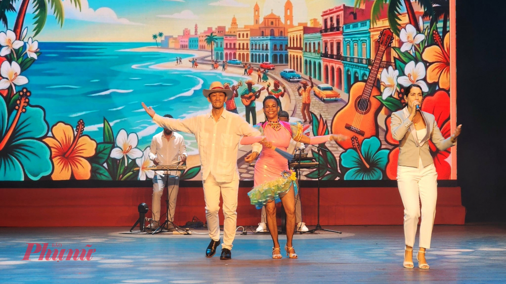 Phần biểu diễn ca nhạc cùng vũ điệu sôi động của các nghệ sĩ Cuba