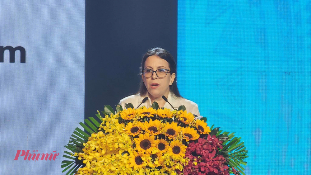 Bà Tổng Lãnh sự Ariadne Feo Labrada cảm ơn tình nghĩa và những món quà mà nhân dân Việt Nam đã gửi đến Cuba trong lúc khó khăn