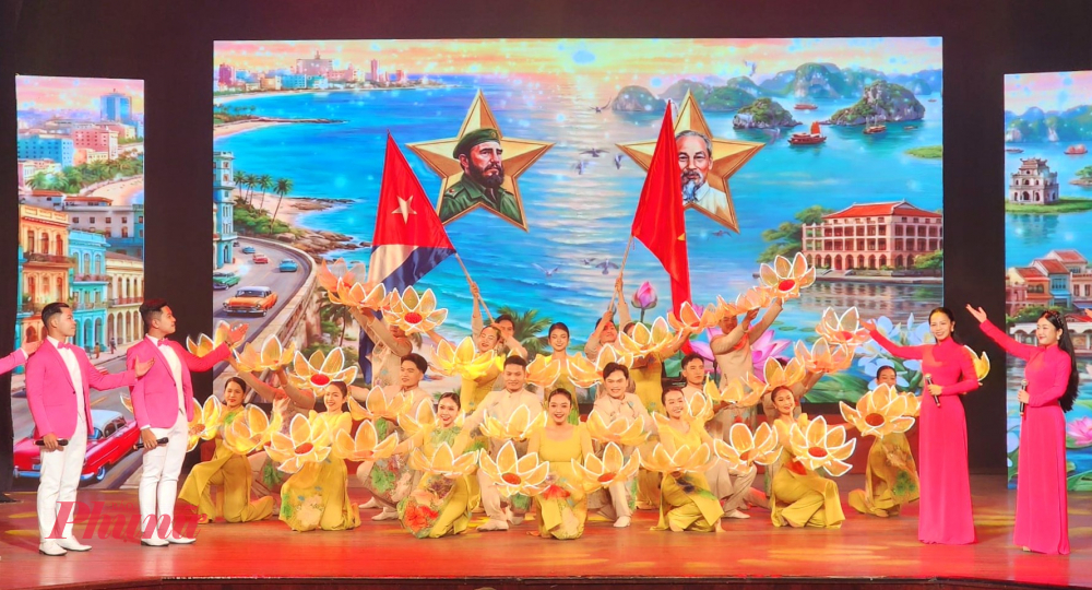 Hình ảnh Lãnh tụ Fidel Castro cùng Chủ tịch Hồ Chí Minh, ngòn cờ Việt Nam và Cuba cùng sát cánh trong chương trình văn nghệ mừng kỷ niệm 65 năm ngoại giao Việt Nam - Cuba