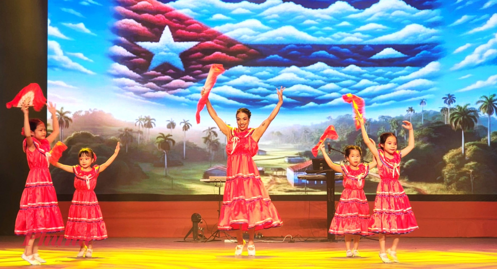 Bài biểu của cô giáo Cuba và các em học sinh