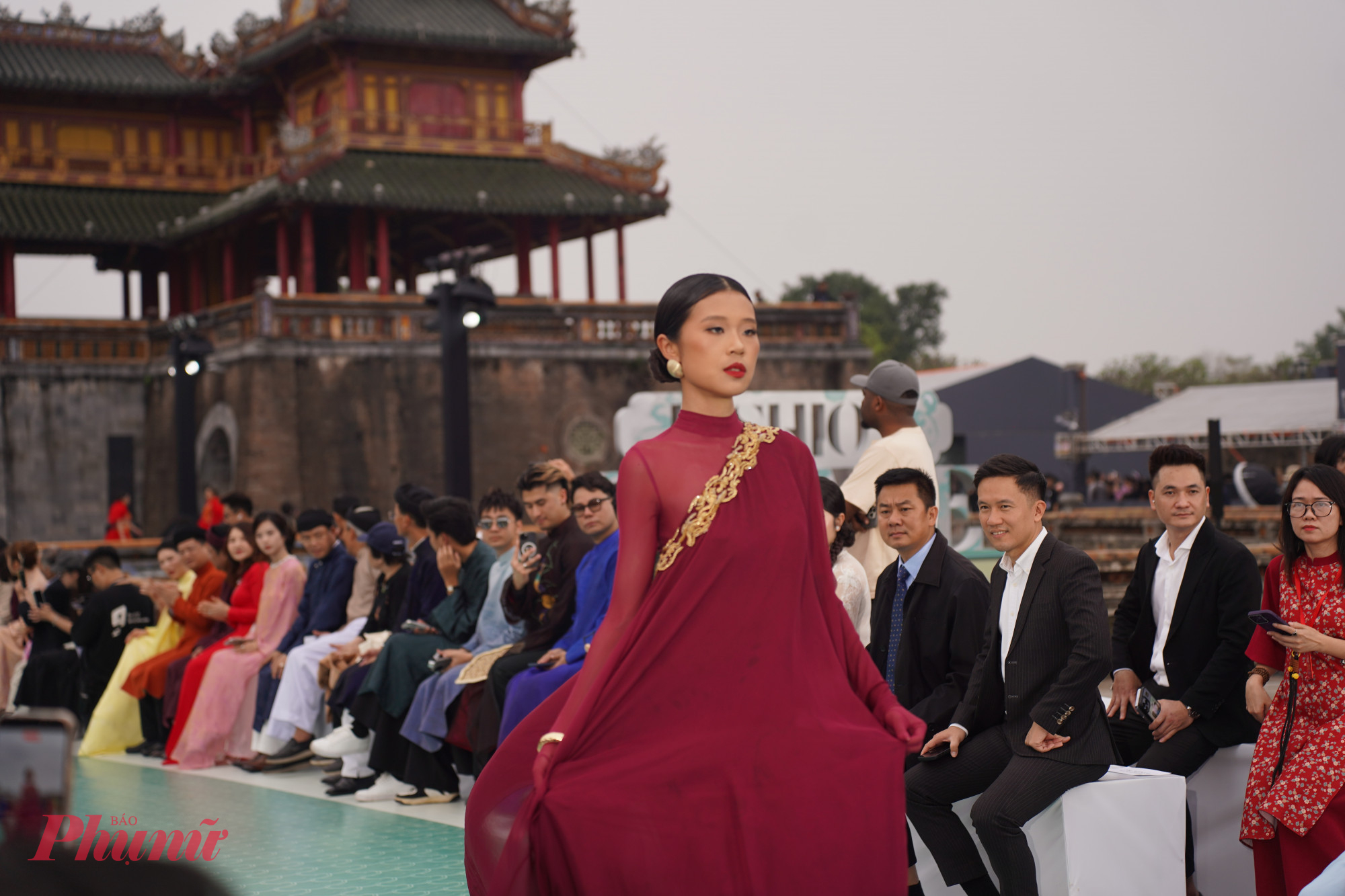 Các thi sinh tự tin khi trình diễn trước cổng Ngọ Môn