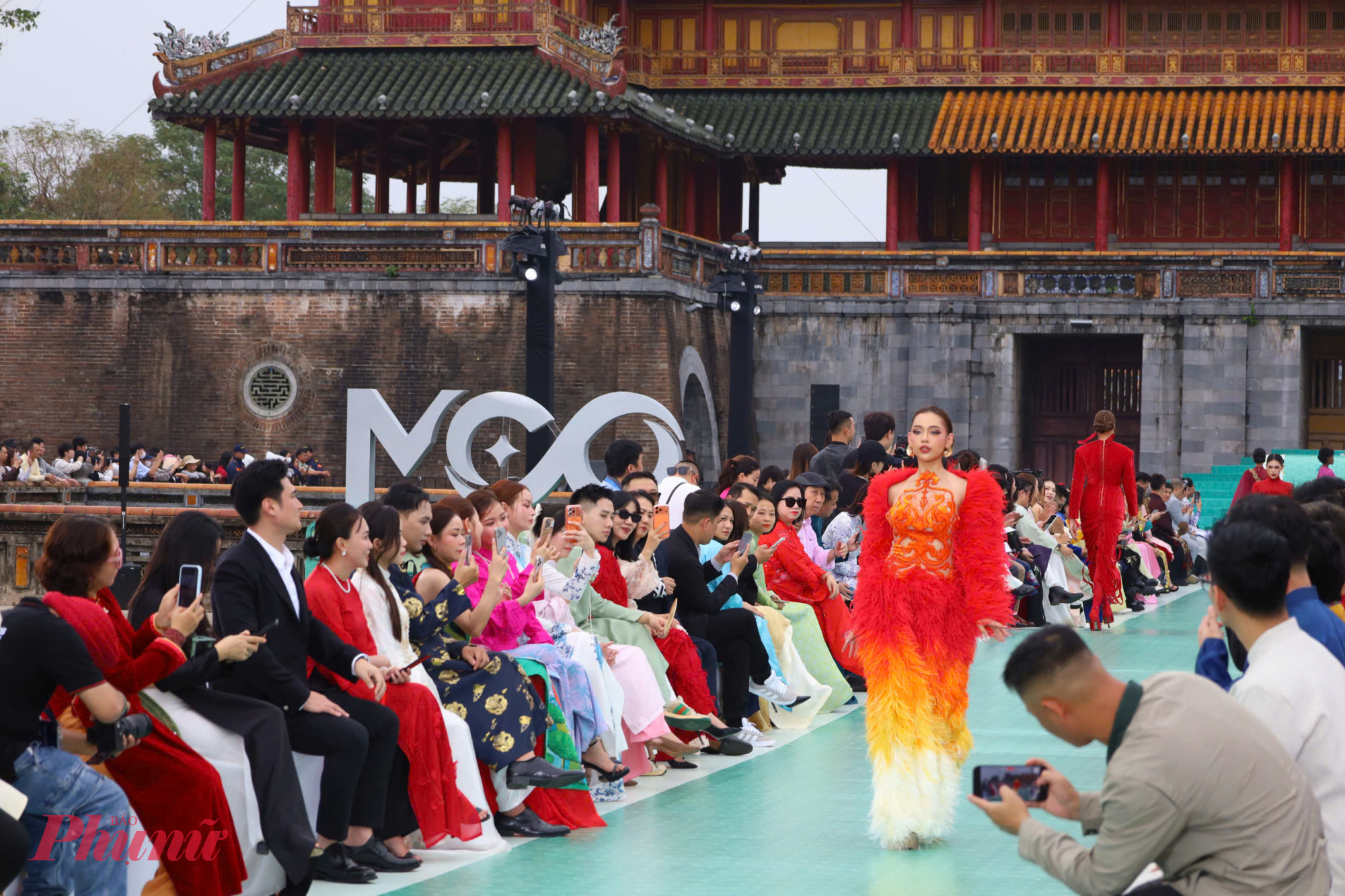 Fashion show này là sự kết hợp giữa âm nhạc dân gian cách tân và ngôn ngữ trình diễn đương đại mang đến trải nghiệm nghệ thuật hài hòa giữa thị giác và thính giác