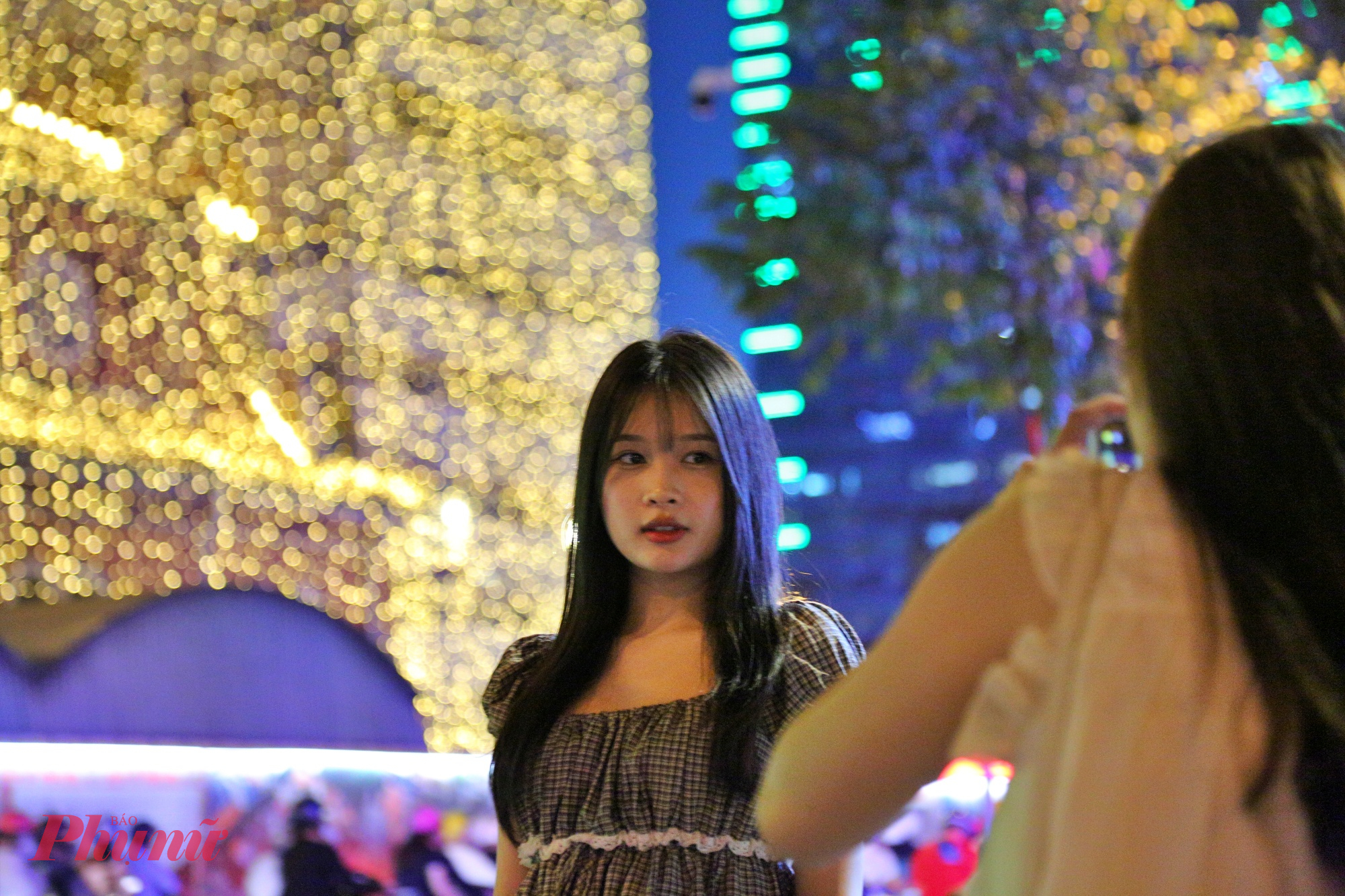 Nhiều bạn trẻ xuống phố chọn những góc ưng ý nhất để check in cùng Nhà thờ Đức Bà khi lên đèn đón Giáng sinh.