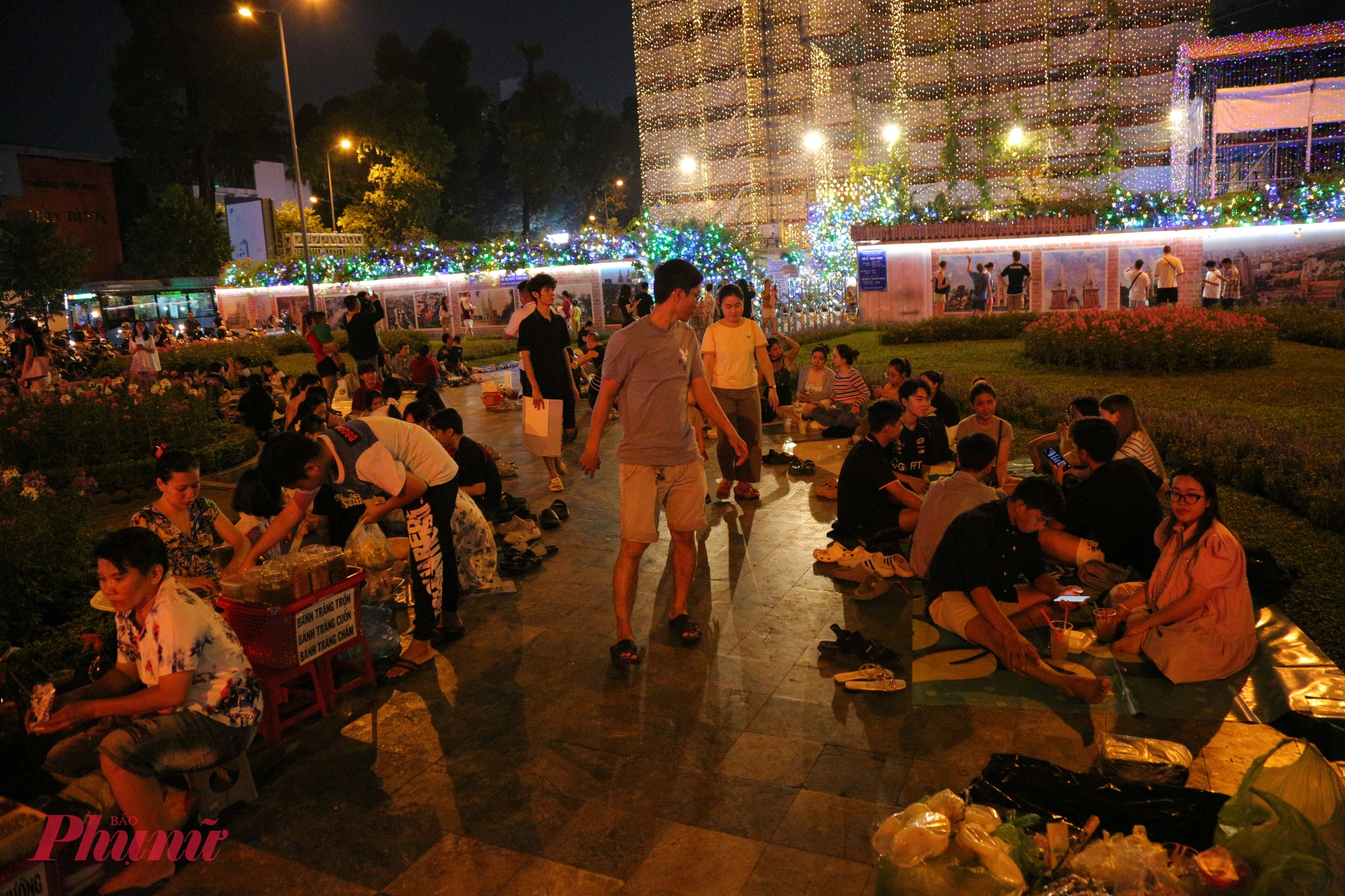 Ngay từ chiều tối, không khí quanh khu vực Công xã Paris đã trở nên náo nhiệt. Từng nhóm bạn trẻ, gia đình, đôi uyên ương tay trong tay tìm góc chụp ảnh đẹp; những em nhỏ thì thích thú ngắm nhìn Nhà thờ Đức Bà nguy nga tráng lệ như lâu đài cổ tích khi lên đèn