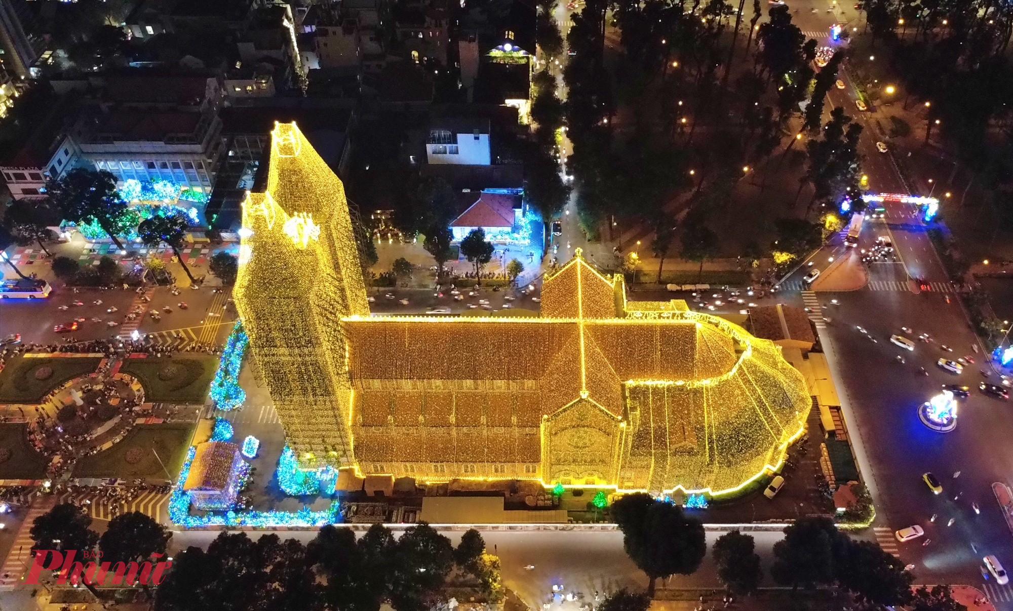 Người dân ví von: “Nhà thờ Đức Bà năm nay đẹp như một lâu đài châu Âu”, khi màu ánh sáng vàng và trắng được phối tinh tế, nổi bật giữa không trung, phản chiếu xuống mặt đường tạo nên một khung cảnh vừa hiện đại vừa cổ kính.