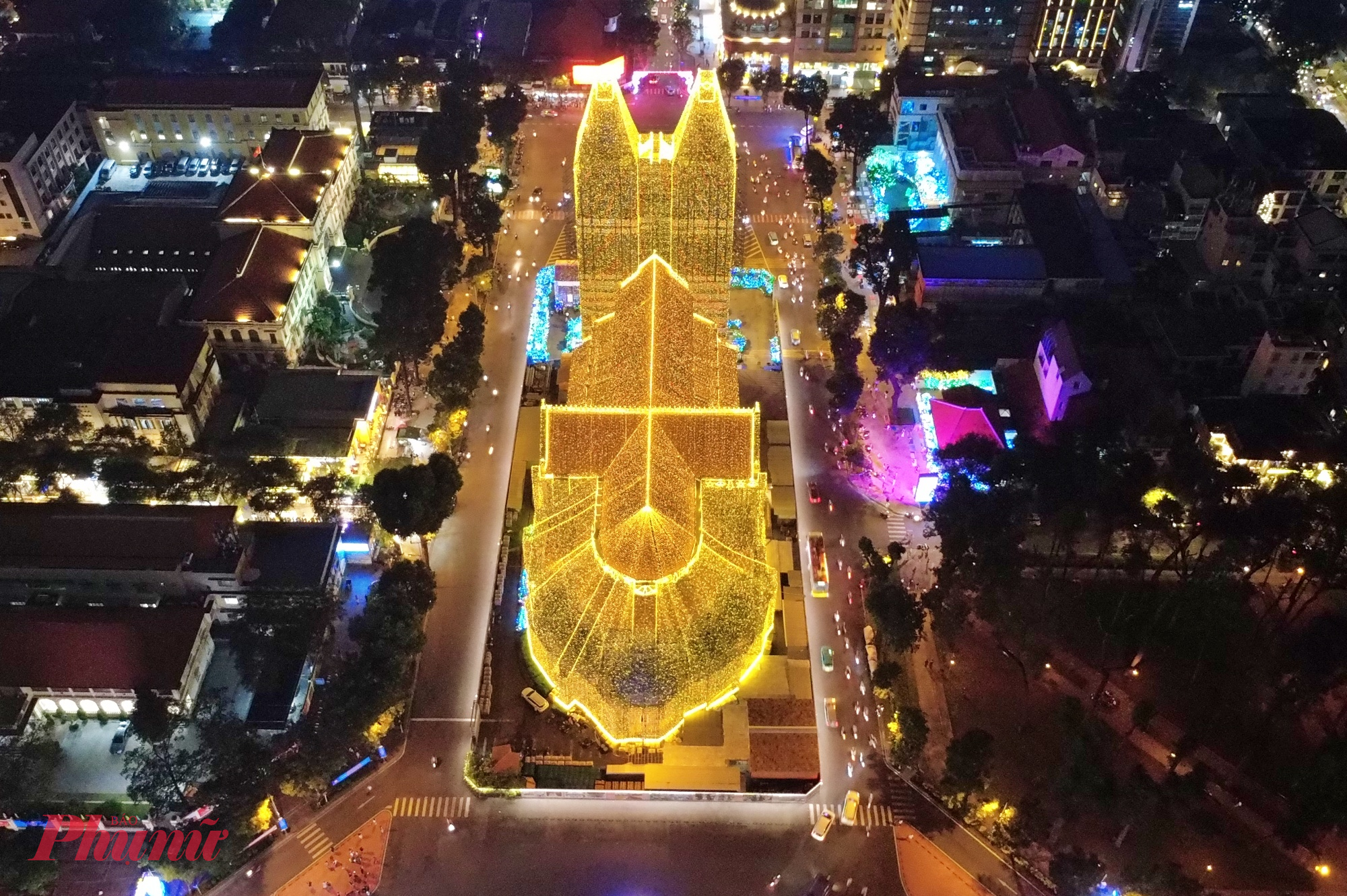 Theo linh mục Ignatio Hồ Văn Xuân - Tổng Đại diện của Tổng Giáo phận TPHCM, Trưởng ban trùng tu Nhà thờ Đức Bà Sài Gòn, đây là năm thứ ba nhà thờ trang trí đèn kể từ khi trùng tu. Năm nay số lượng đèn LED cũng tăng gấp đôi so với năm ngoái từ 500km lên 1.000km dây và việc thắp sáng từ 18g45 - 23g mỗi ngày, từ 1/12 – 5/1/2026. 