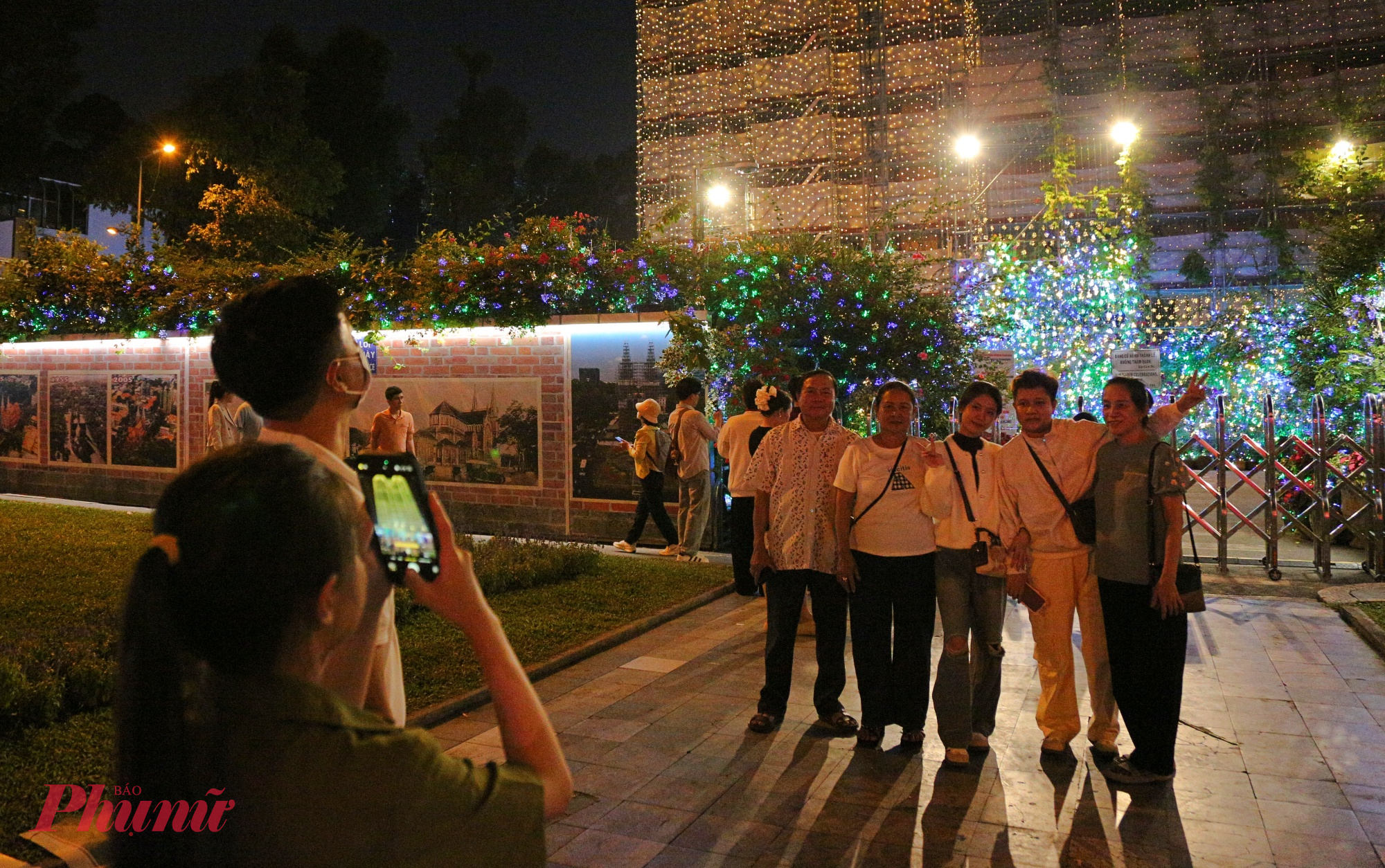 Các gia đình đến check in Nhà thờ Đức Bà đón Giáng sinh