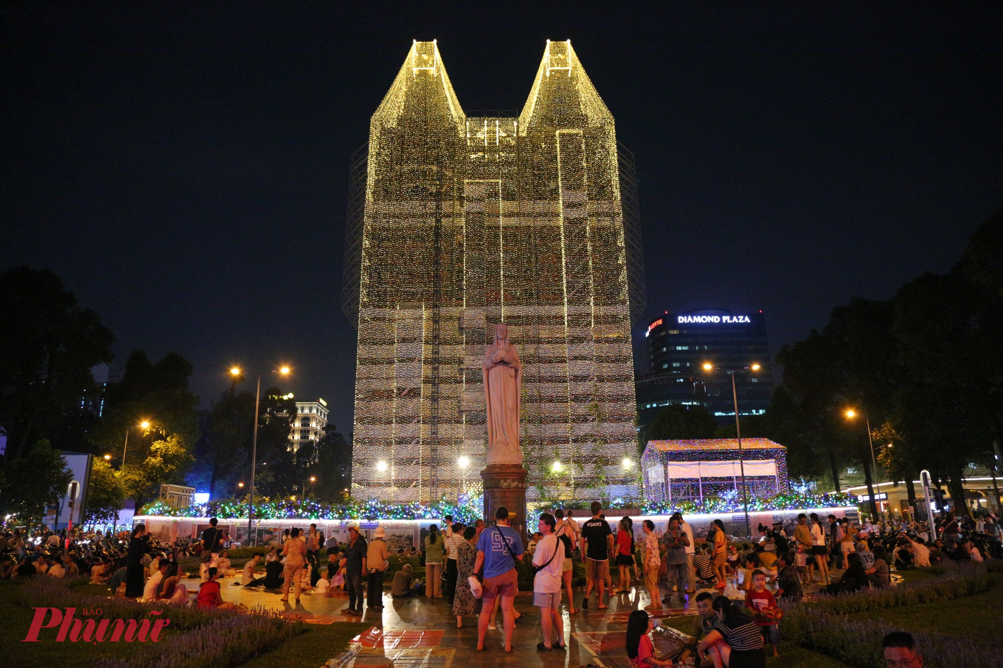 Đây được xem là không gian trang trí Giáng sinh quy mô nhất tại khu vực trung tâm năm nay, thu hút hàng nghìn người dân và du khách đổ về chiêm ngưỡng, vui chơi và ghi lại những khoảnh khắc đặc biệt.