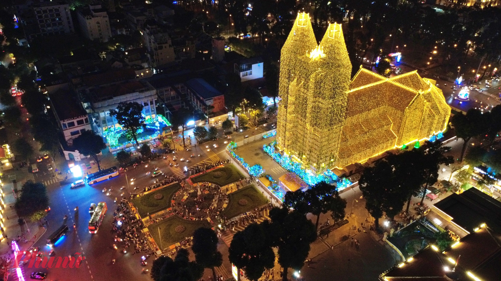 Tối đầu tháng 12, khu vực trung tâm TPHCM trở nên rực rỡ hơn bao giờ hết khi Nhà thờ Đức Bà Sài Gòn chính thức thắp sáng hệ thống 1.000 km dây đèn LED, tạo nên khung cảnh lung linh như một “lâu đài ánh sáng” giữa lòng thành phố. 