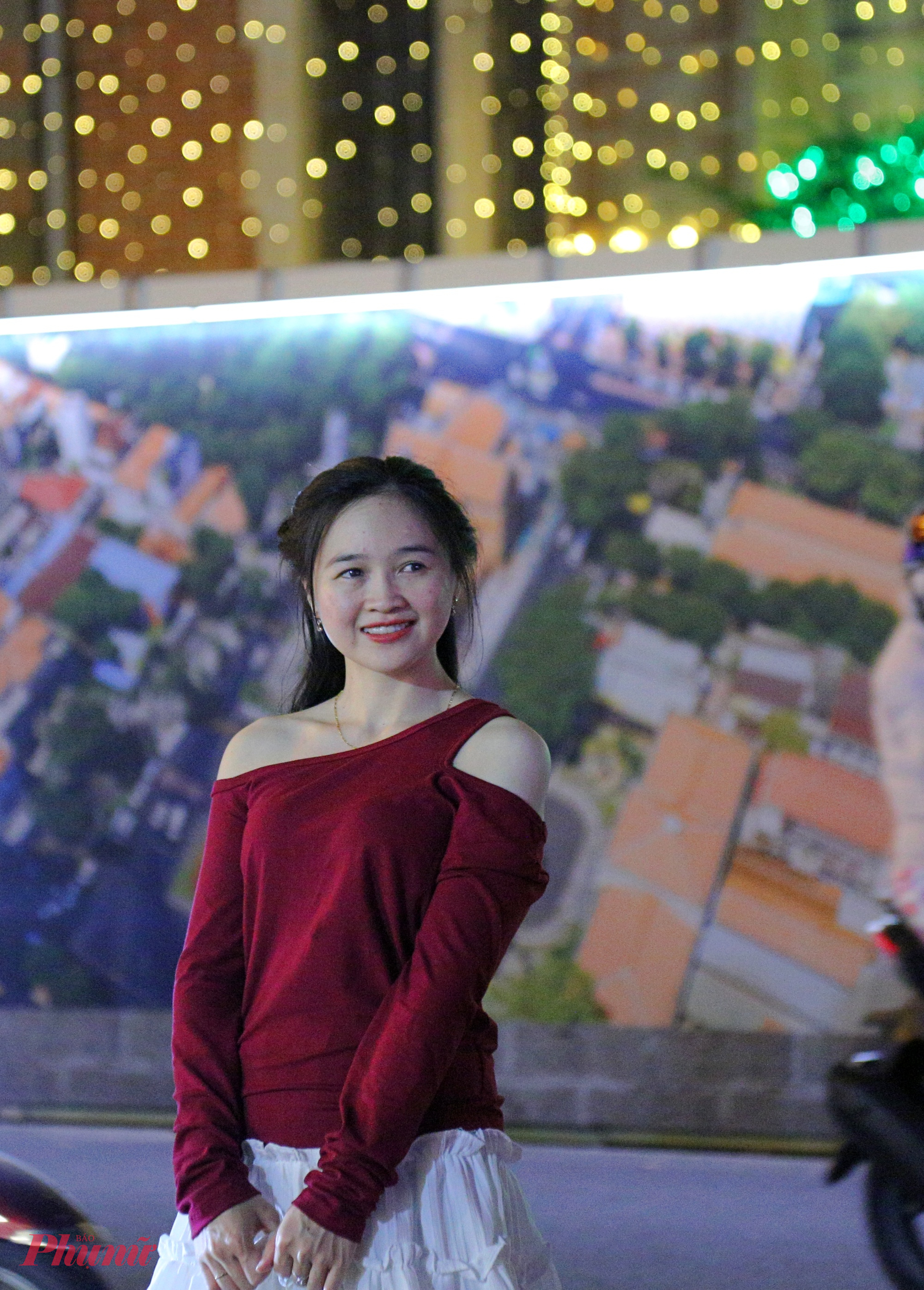 Cô gái thích thú check in với Nhà thờ Đức Bà được trang trí lộng lẫy như lâu đài.