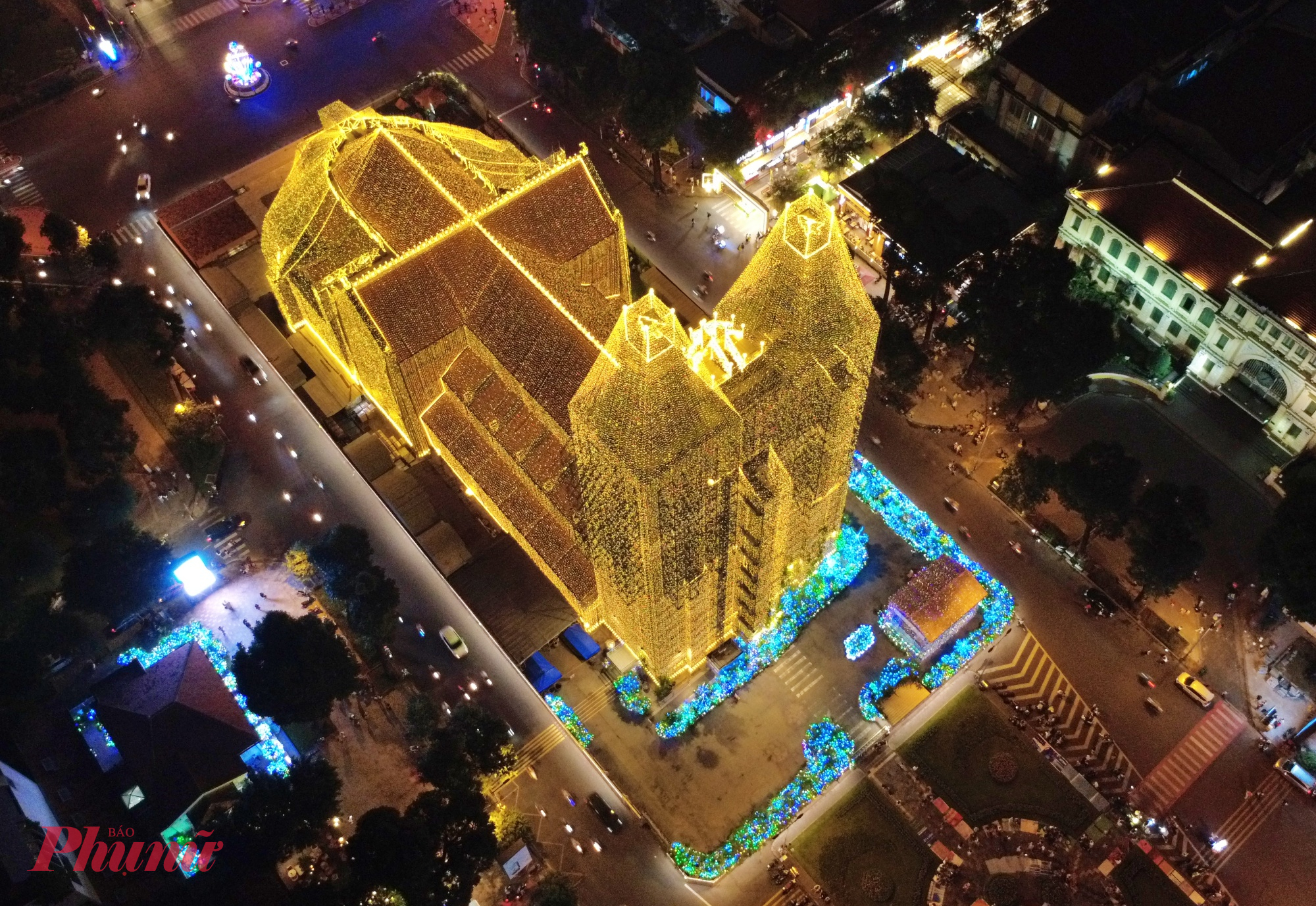 Từ 18g45, khi những dải đèn LED đồng loạt thắp sáng, Nhà thờ Đức Bà như khoác lên mình chiếc áo mới. Ánh sáng chuyển màu nhẹ nhàng, bao trùm hai tháp chuông, mặt tiền nhà thờ và toàn bộ khuôn viên xung quanh. 