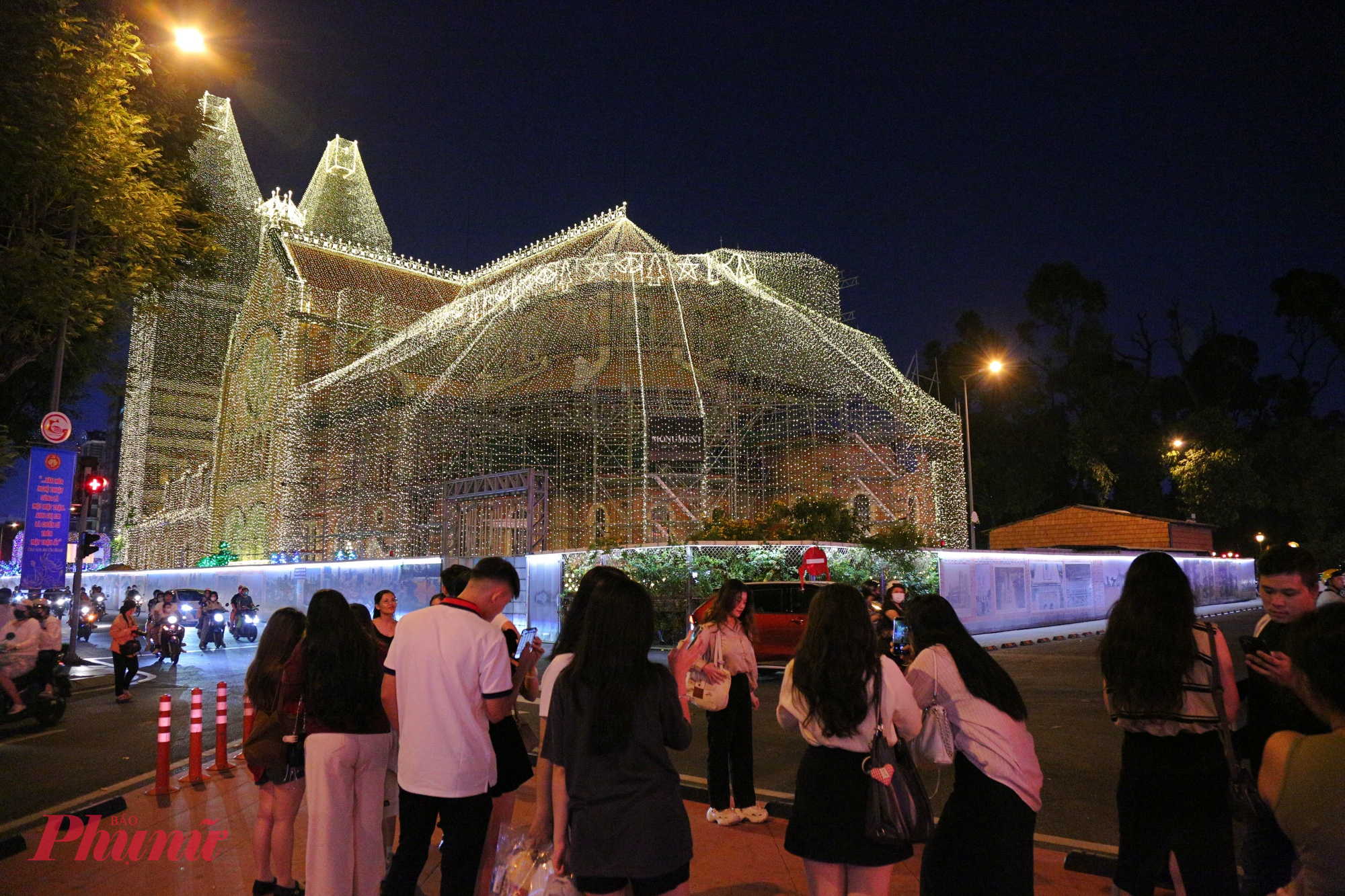 Nhóm bạn trẻ tập trung tại tiểu đảo giao lộ để check in Nhà thờ Đức Bà.