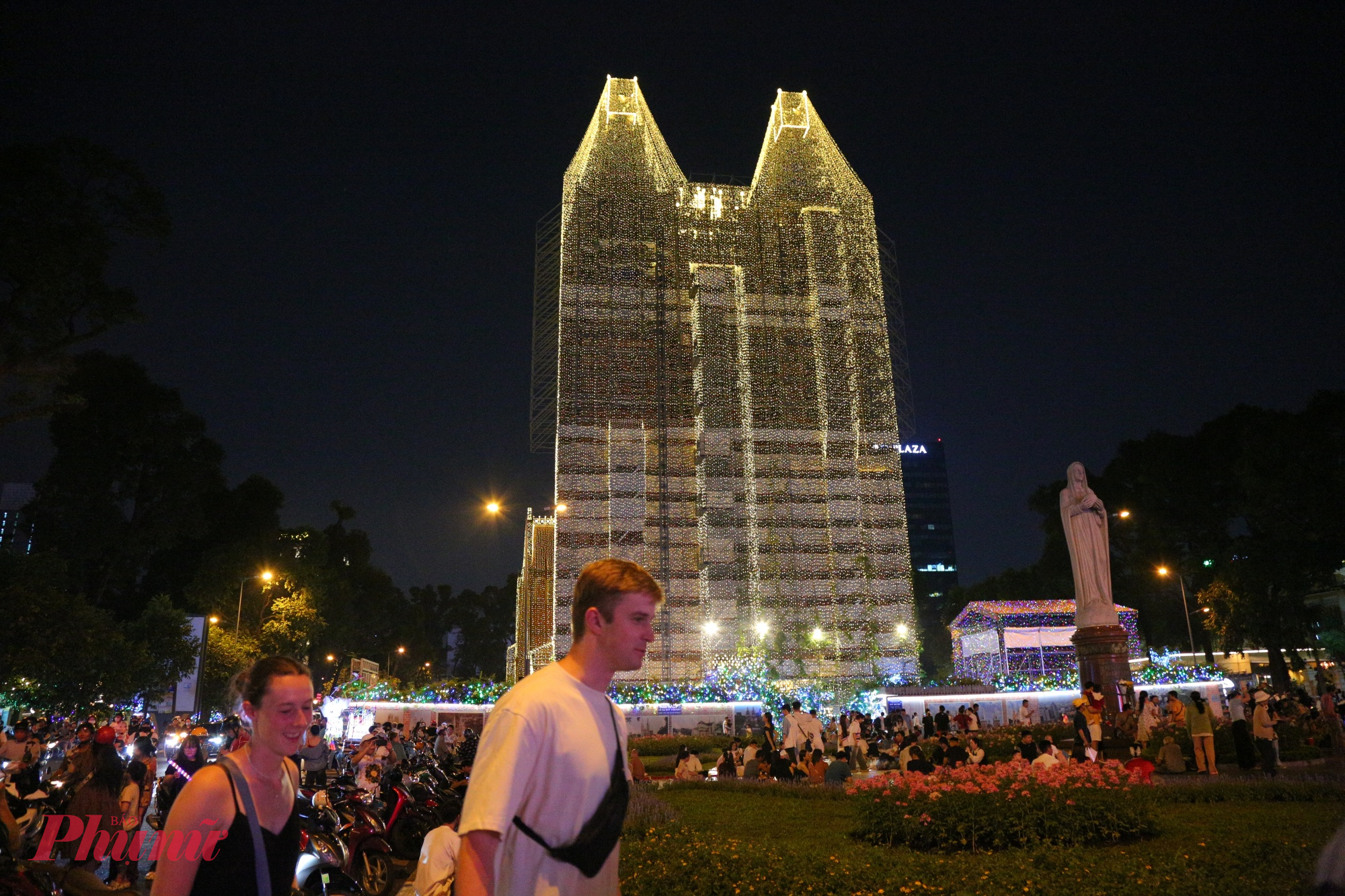 Nhiều du khách cũng ghé chiêm ngưỡng vẻ đẹp của Nhà thờ Đức Bà khi được thắp sáng lung linh.