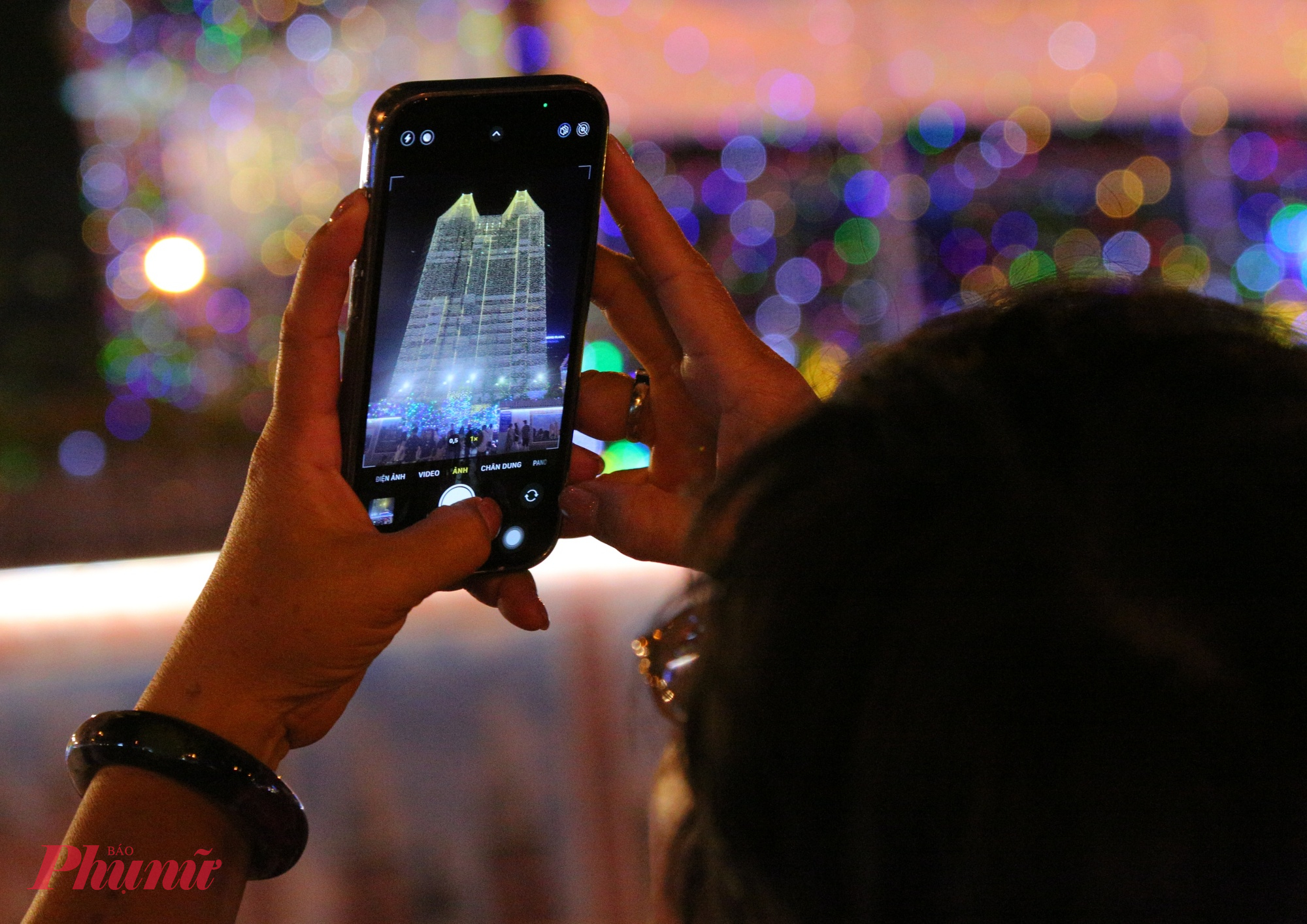 Anh Minh (quận Bình Thạnh) chia sẻ: “Năm nào tôi cũng đưa gia đình đến Nhà thờ Đức Bà đón Giáng sinh, nhưng năm nay phải nói là hoành tráng nhất. Cả khu vực sáng rực, không khí vui tươi lan tỏa khắp nơi.”