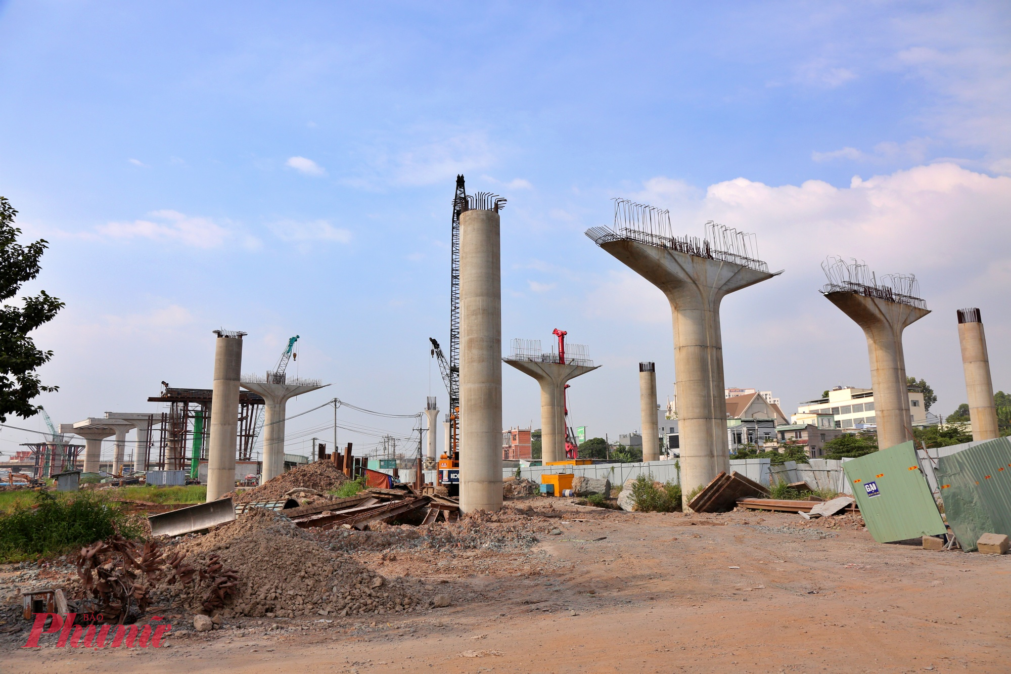 Công tác khoan nhồi đại trà cho các trụ cầu đang triển khai đồng loạt.