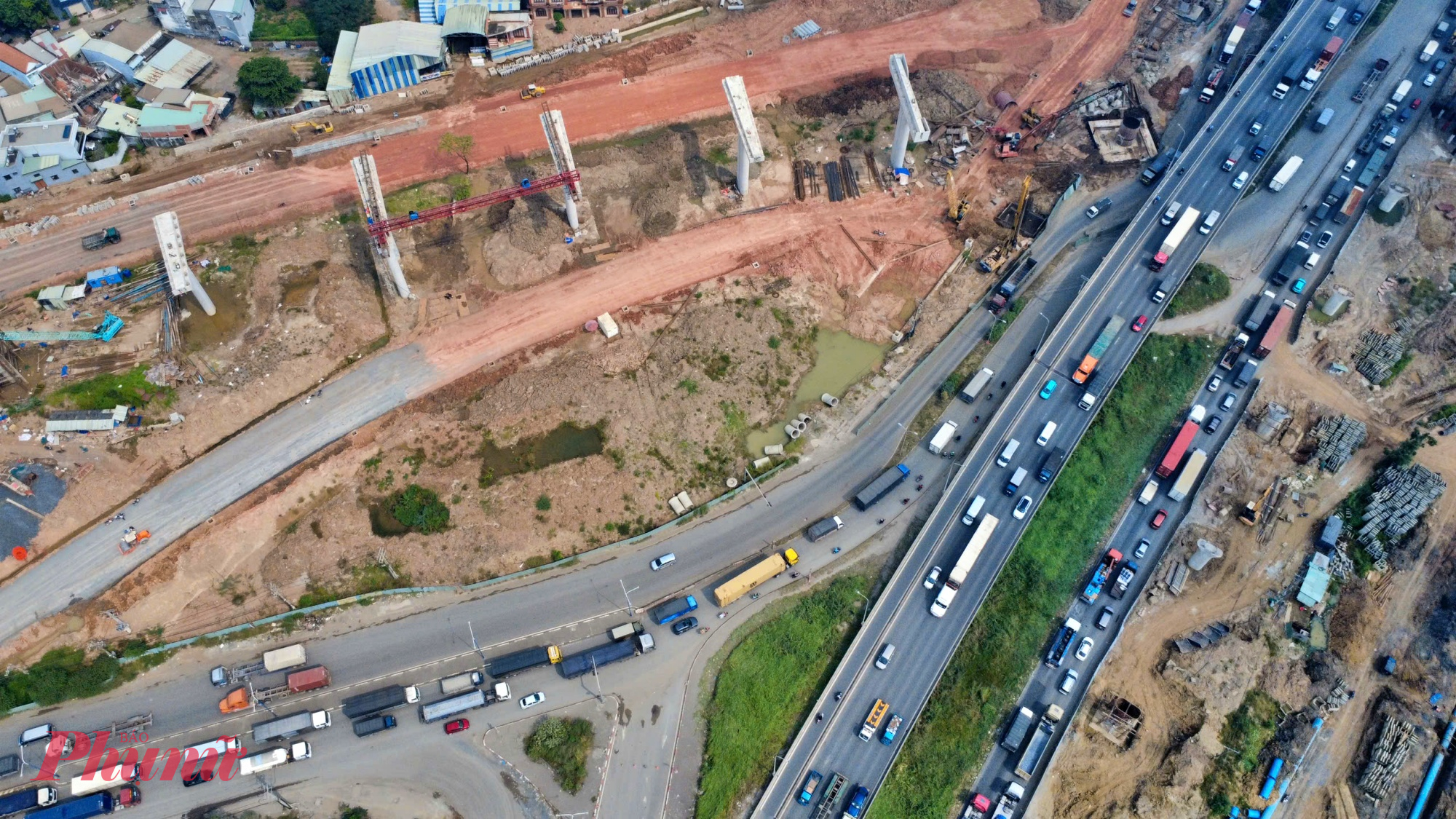 Khởi công từ tháng 4/2024, mặt bằng thi công nút giao Tân Vạn đã được bàn giao 100%, tạo điều kiện để các nhà thầu đẩy nhanh tiến độ.