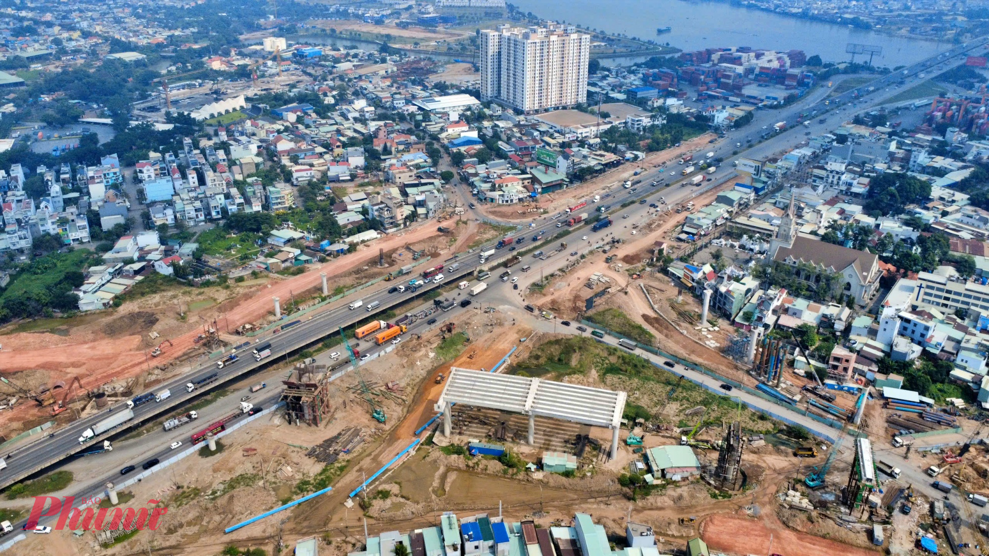 Nút giao Tân Vạn thuộc gói thầu xây lắp 1 (XL1), sau sáp nhập với TPHCM thuộc gói thầu xây lắp 5 (XL5) - xây dựng đoạn Vành đai 3 qua TP Thủ Đức.  