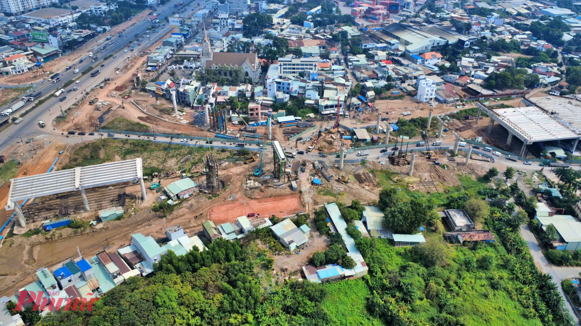 Tập đoàn xây dựng Vinaconex (nhà thầu chính của gói XL1 và XL5) - cho biết, nút giao Tân Vạn đã đạt 52% khối lượng, trong đó phần cầu đạt 61%. 