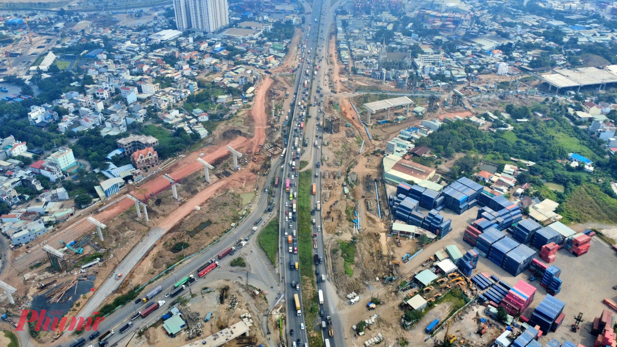 Nút giao Tân Vạn - một trong 6 nút giao thông trọng điểm và phức tạp nhất của dự án đường Vành đai 3 TPHCM đang được triển khai với tốc độ cao, giữ vai trò then chốt trong việc kết nối liên vùng giữa TPHCM, Bình Dương (trước đây) và Đồng Nai. 