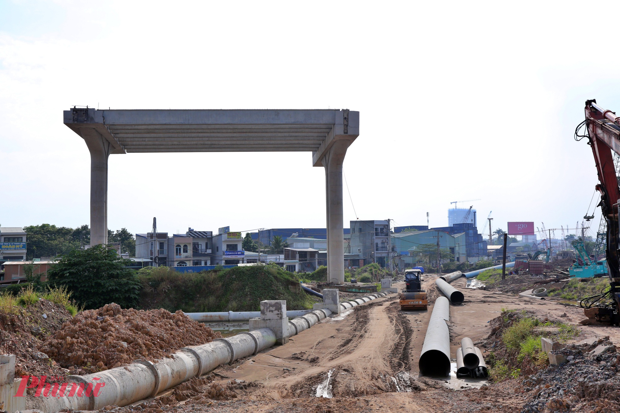 Nhiều trụ cầu trên tuyến chính đang được xây dựng và hoàn thiện.