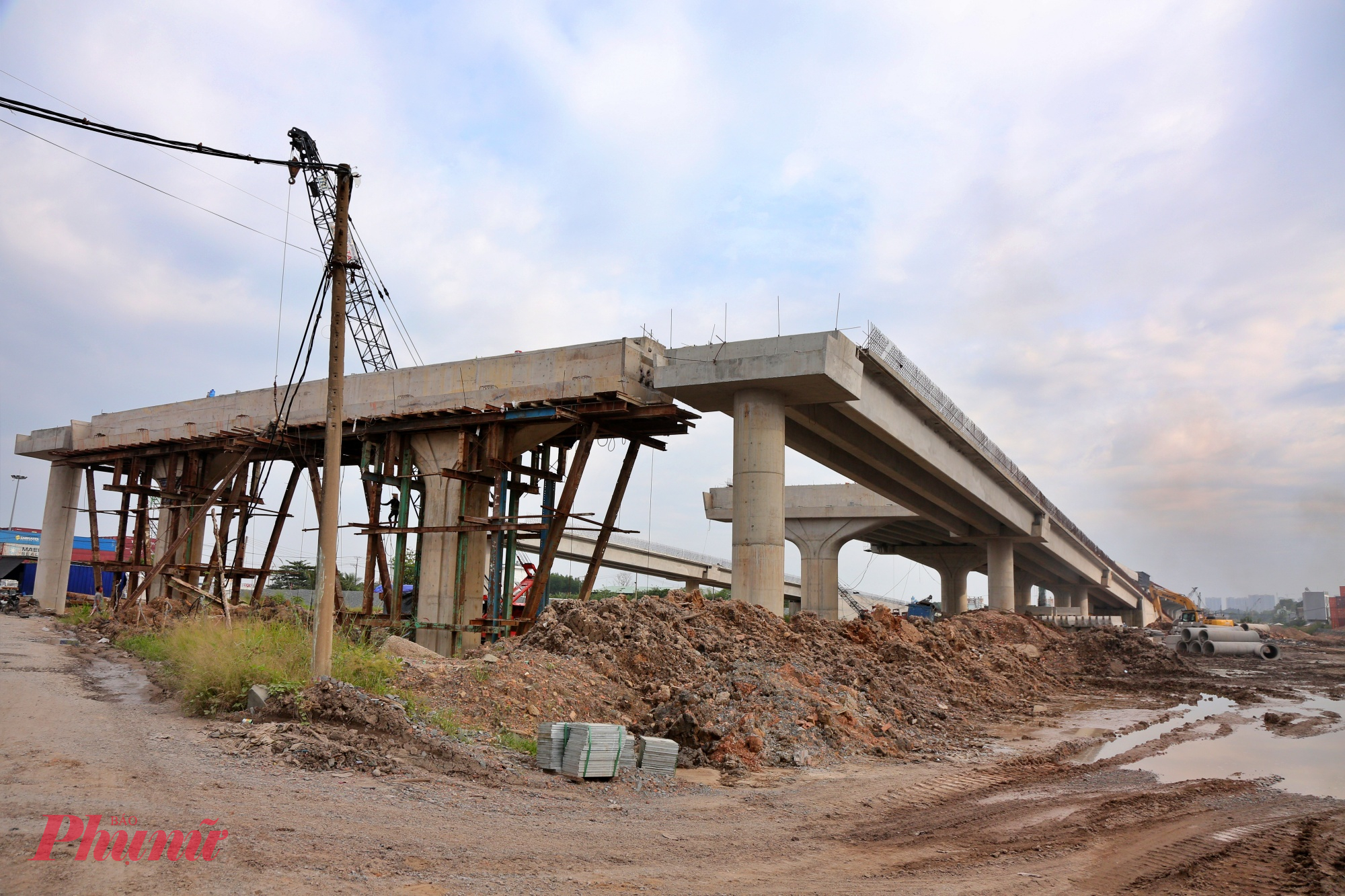 Theo nhà thầu Vinaconex, Trong khi đó, gói thầu XL5 đoạn cầu cạn tuyến chính là một trong những “điểm sáng” của toàn dự án, khi đã hoàn thành 85% khối lượng phần cầu và đạt 66% giá trị. Dự kiến đoạn này sẽ thông xe kỹ thuật vào ngày 19/12 tới đây. 