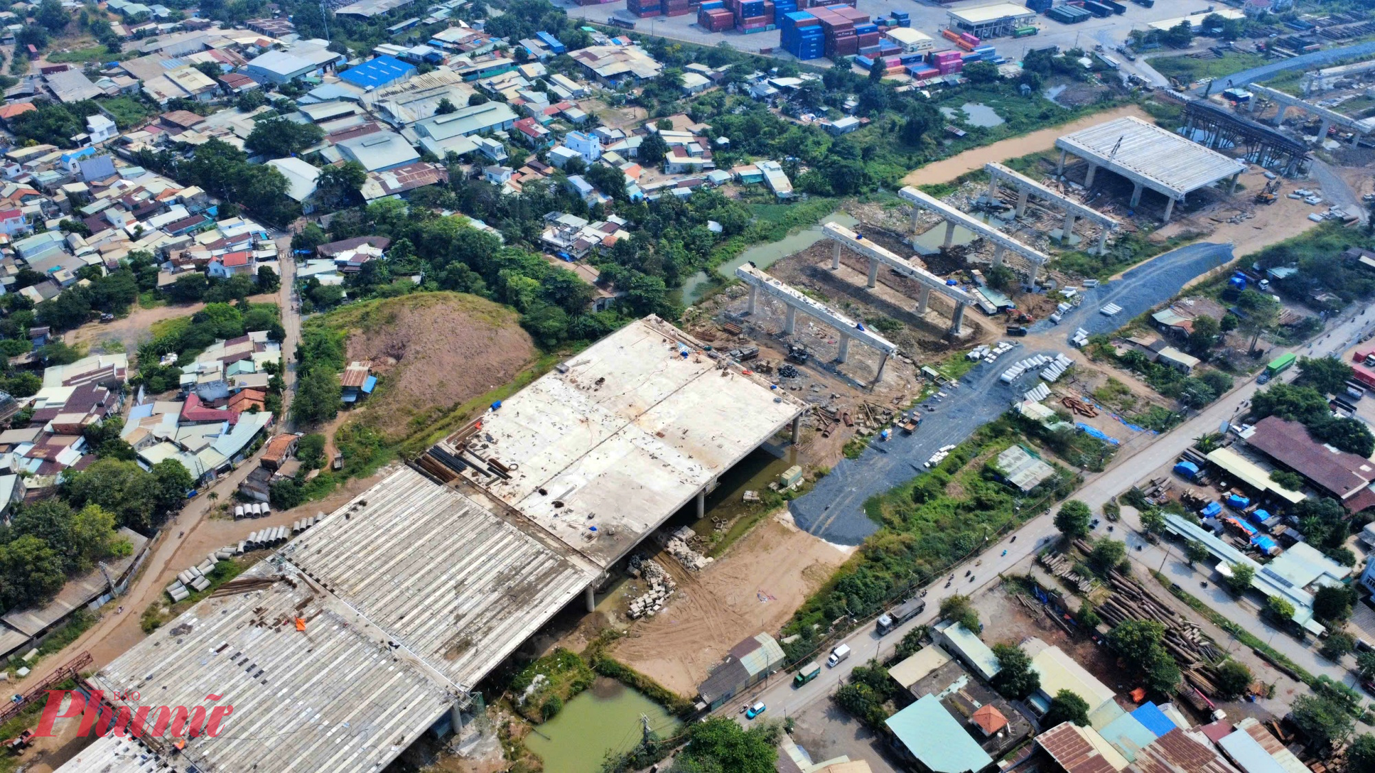 Dù một số vị trí còn tồn đọng giải phóng mặt bằng, sự phối hợp liên tục giữa các địa phương giúp công trường vận hành xuyên suốt.