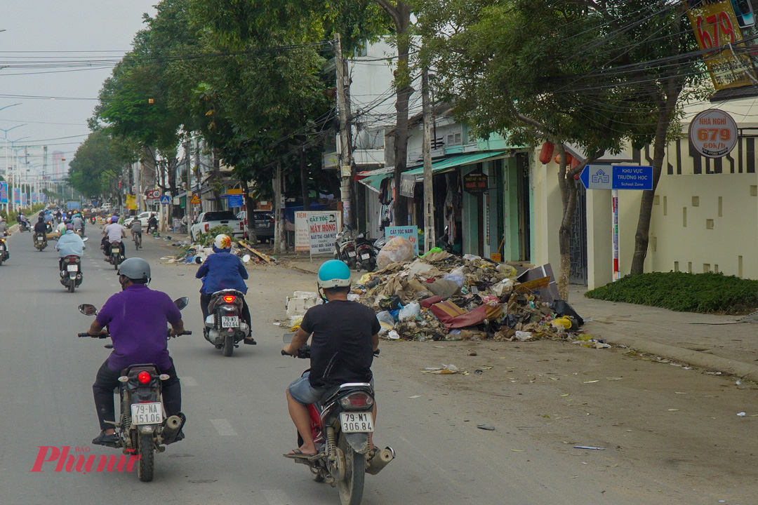 Đợt lũ vừa qua, ngoài Phú Yên là tỉnh bị thiệt hại còn có các phường của tỉnh Khánh Hòa. Tại phường Tây Nha Trang và phường Nam Nha Trang (Khánh Hòa), sau khi lũ rút nhiều nơi còn ngổn ngang rác thải. 
