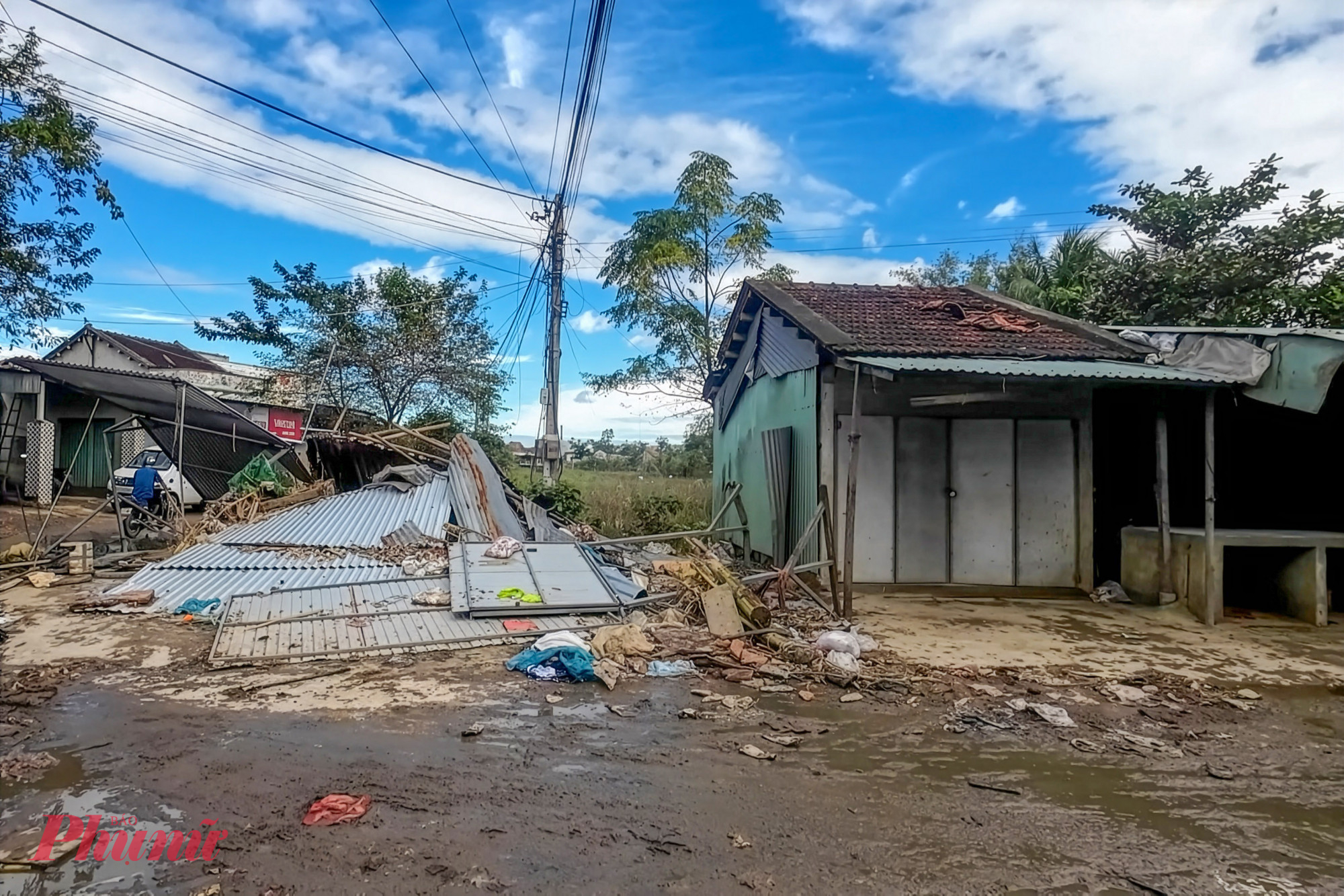 Tại xã Hòa Thịnh và xã Hòa Xuân (Đắk Lắk), sau khi lũ rút nhiều nơi còn ngổn ngang bùn đất và rác thải. Đồ đạc, tài sản bị hư hỏng, nhiều ngôi nhà bị đổ sập hoàn toàn khiến cuộc sống người dân chưa thể ổn định.