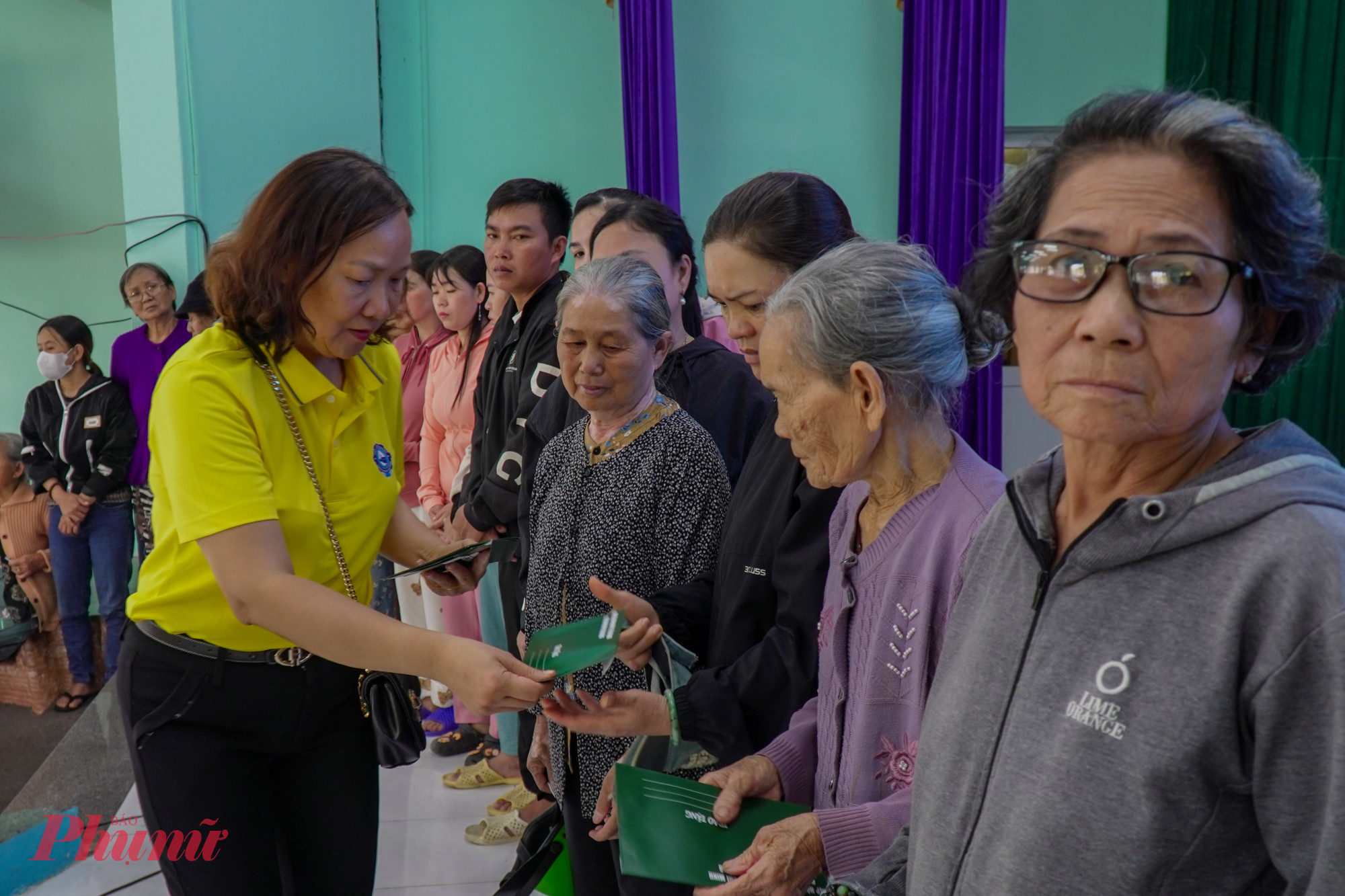 Tại UBND xã Hòa Thịnh, Hội Doanh nghiệp TPHCM đã trao tặng tổng cộng 452 triệu đồng tiền mặt và các phần quà nhu yếu phẩm thiết yếu cho chính quyền địa phương cùng người dân.