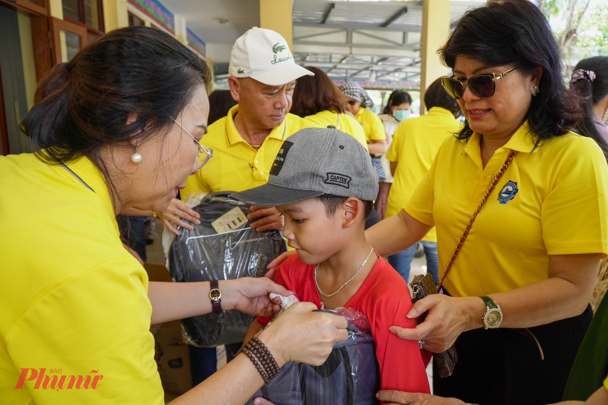  Trong tổng số tiền hỗ trợ tại xã Hòa Thịnh, đoàn đã dành 160 triệu đồng để tặng quà là ba lô, sách vở và nhu yếu phẩm cho các em học sinh Trường Tiểu học Hòa Thịnh ở thôn Mỹ Xuân 1.