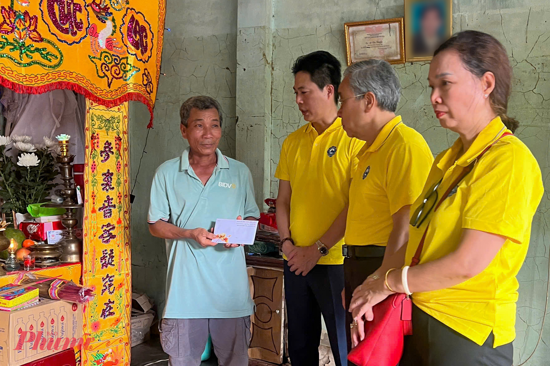 Bên cạnh đó, đoàn cũng phối hợp với chính quyền địa phương trao hỗ trợ cho 27 hộ gia đình khó khăn. Đặc biệt, đoàn đã đến thăm 3 gia đình có thân nhân không may qua đời trong đợt lũ và trao tặng 5 triệu đồng cho mỗi hộ.