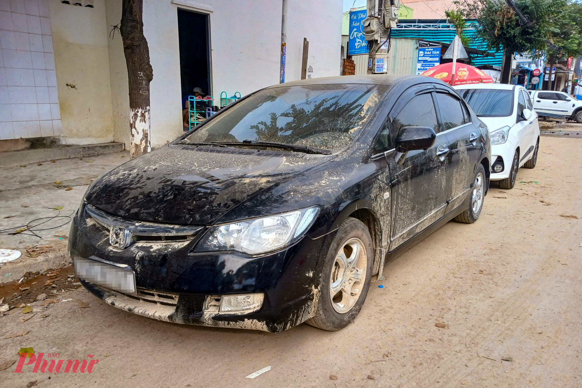  Trên một số tuyến đường nhiều phương tiện ô tô bị hư hỏng nối đuôi nhau chờ sửa chữa. Một số trường học bị lũ tàn phá nặng nề.