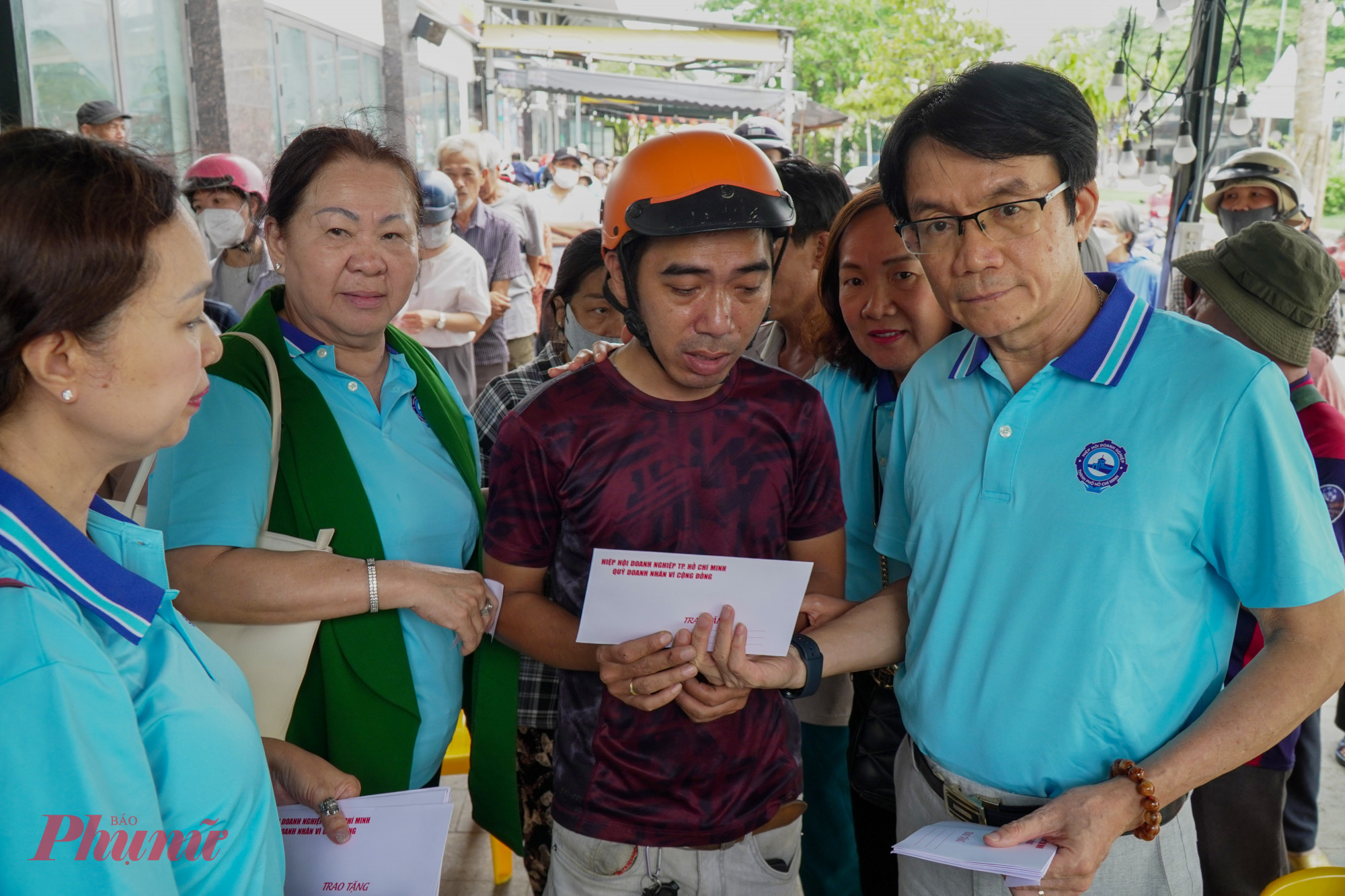 Hiệp hội Doanh nghiệp TPHCM đã trao tặng tiền hỗ trợ cho 200 hộ dân phường Tây Nha Trang với mức hỗ trợ là 1 triệu đồng mỗi hộ và trao cho 250 hộ dân tại phường Nam Nha Trang với mức hỗ trợ tương tự.