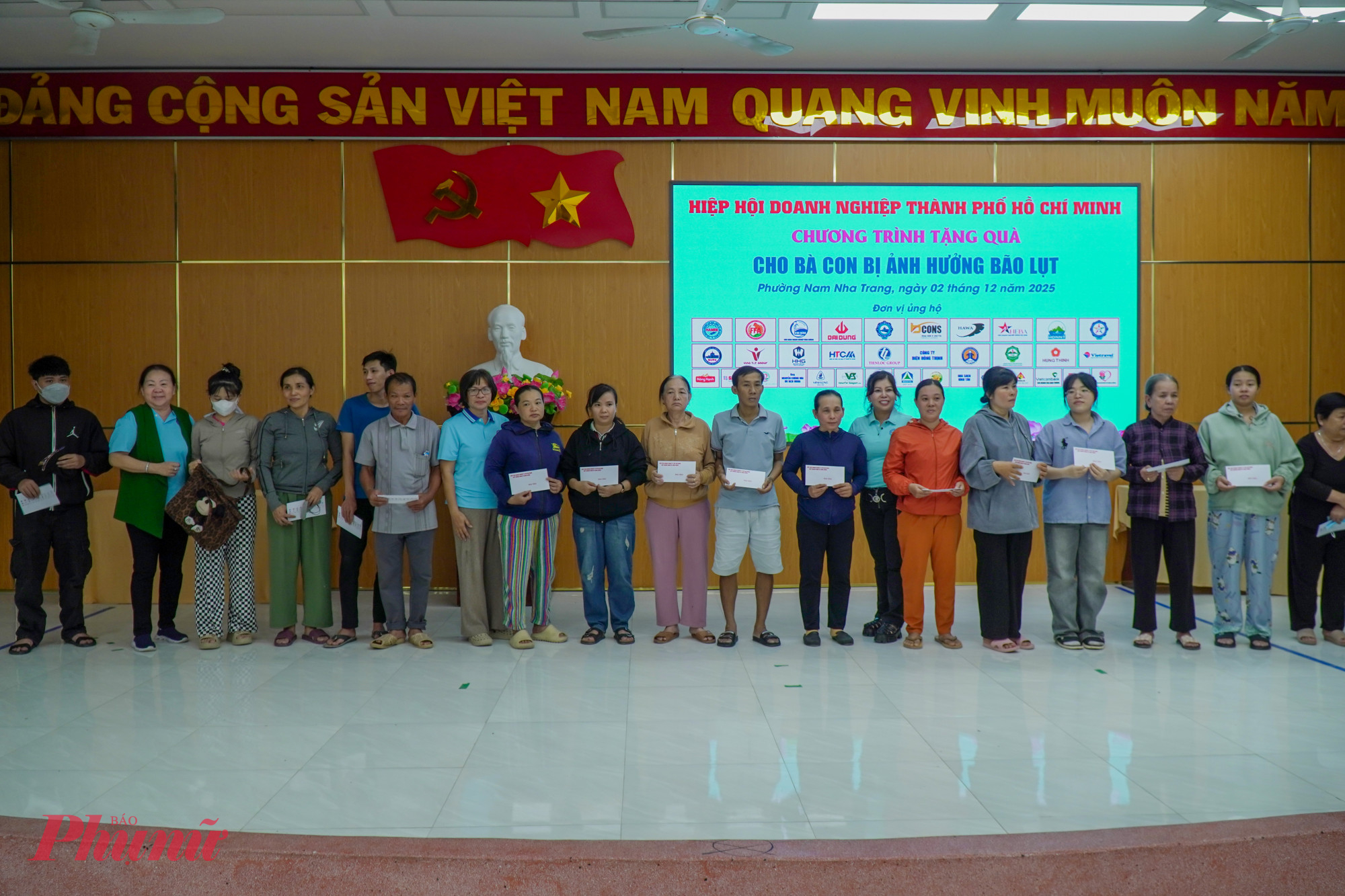 Trong ngày 2/12, đoàn cứu trợ của Hiệp hội Doanh nghiệp TPHCM (HUBA) đã đến thăm và trao tiền hỗ trợ cho người dân tại các phường của tỉnh Khánh Hòa bị thiệt hại nặng do lũ.