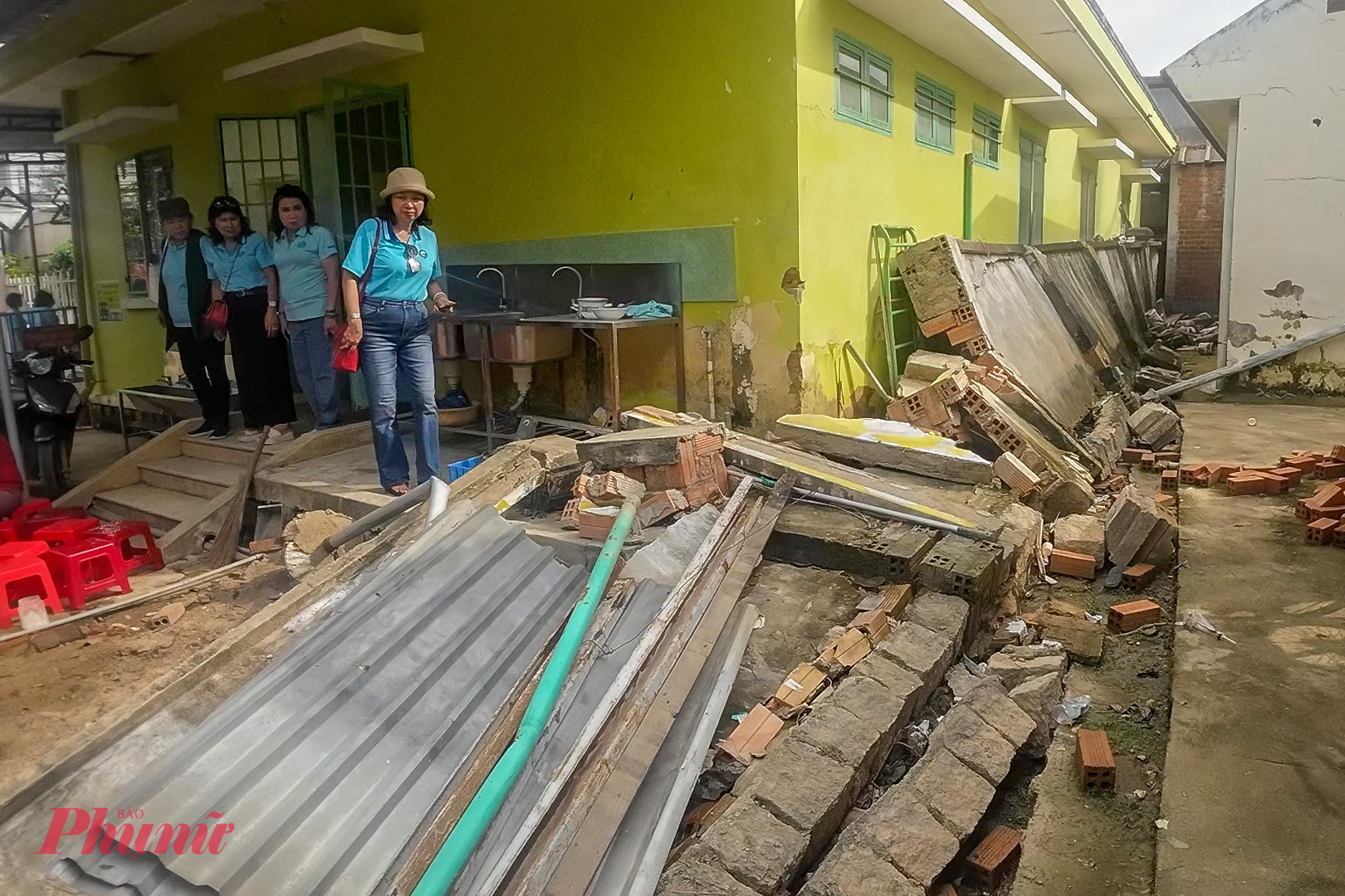  Bên cạnh đó, Hiệp hội Doanh nghiệp TPHCM còn phối hợp với Báo Phụ Nữ TPHCM đi khảo sát tại điểm Trường mầm non Vĩnh Hiệp để thực hiện chương trình hỗ trợ xây dựng, sửa chữa khẩn cấp.