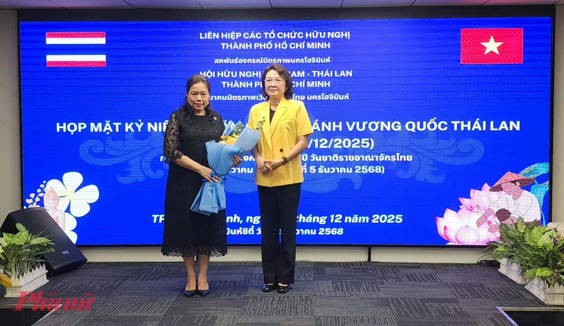 Bà Bùi Thị Ngọc Hiếu (phải), Chủ tịch Hội Hữu nghị Việt Nam – Thái Lan TPHCM, gửi tặng bó hoa đến bà Wiraka Moodhitaporn, Tổng Lãnh sự Thái Lan tại TPHCM