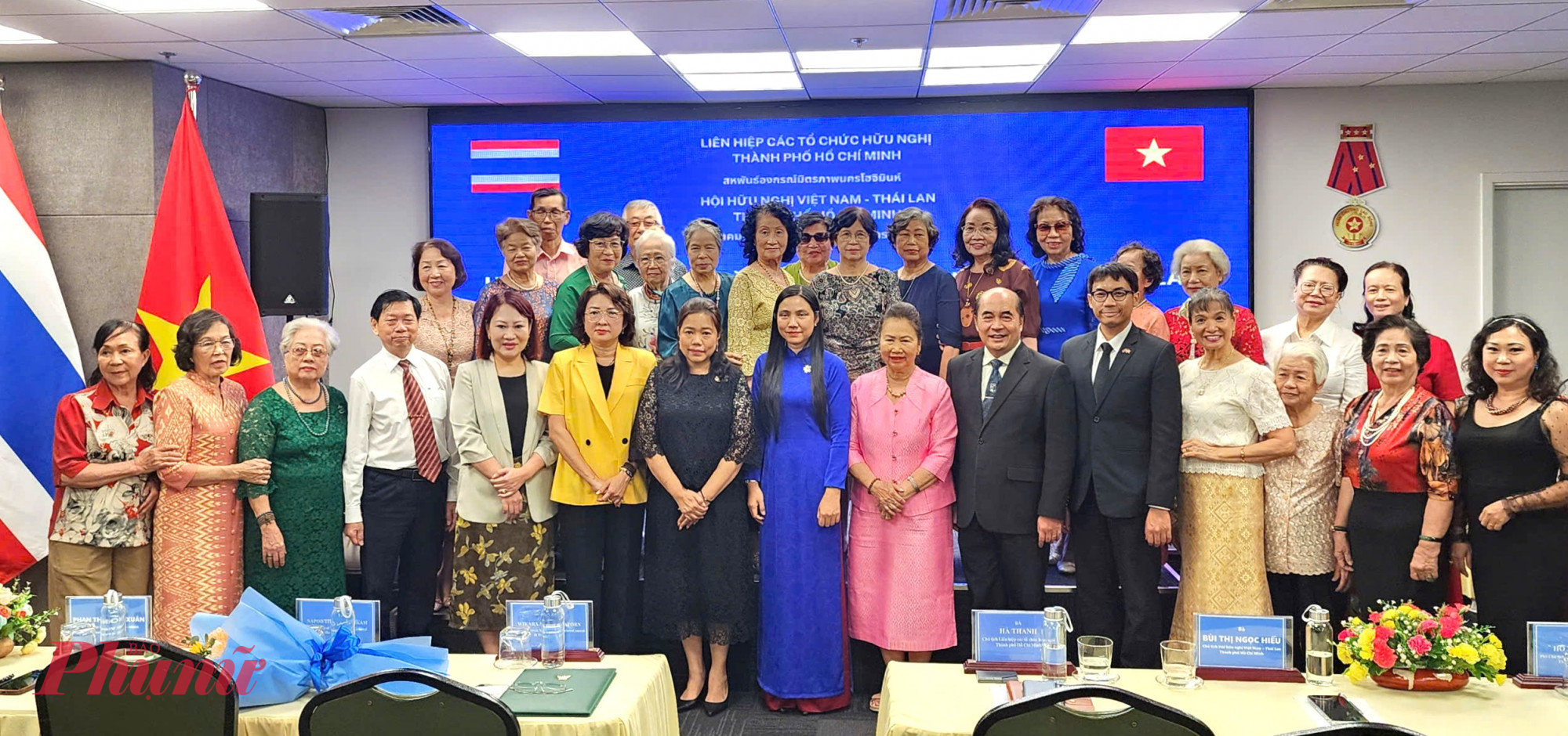 Các đại biểu từ Liên hiệp các tổ chức Hữu nghị TPHCM (HUFO), Hội Hữu nghị Việt Nam - Thái Lan TPHCM cùng chụp ảnh lưu niệm với Tổng Lãnh sự Thái Lan tại TPHCM
