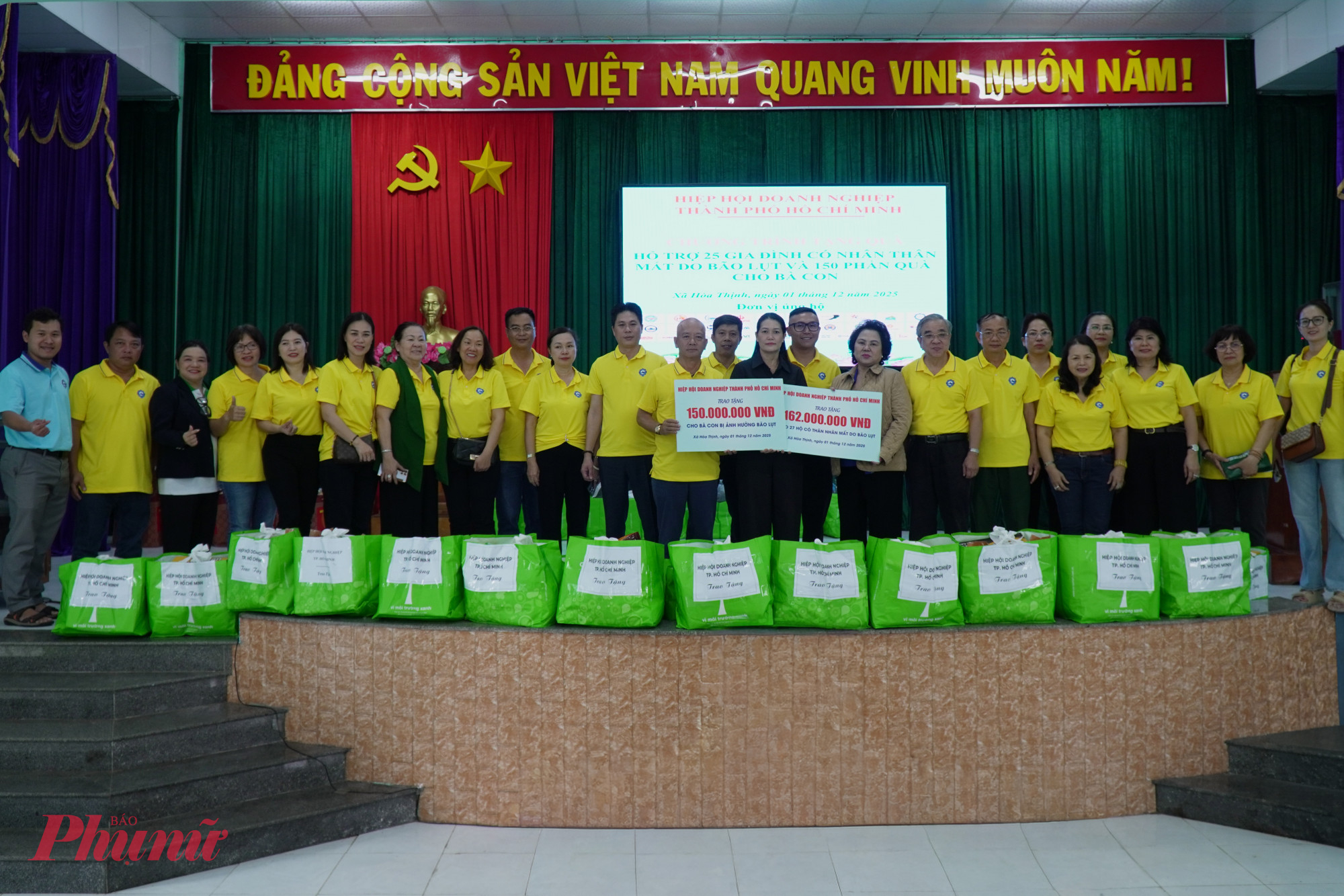 Theo chân đoàn cứu trợ của Hiệp hội Doanh nghiệp TPHCM (HUBA) trong ngày từ 1/12 nhiều hoạt động ấm tình người đã được các thành viên trong Hiệp hội thực hiện tại 2 xã này. 