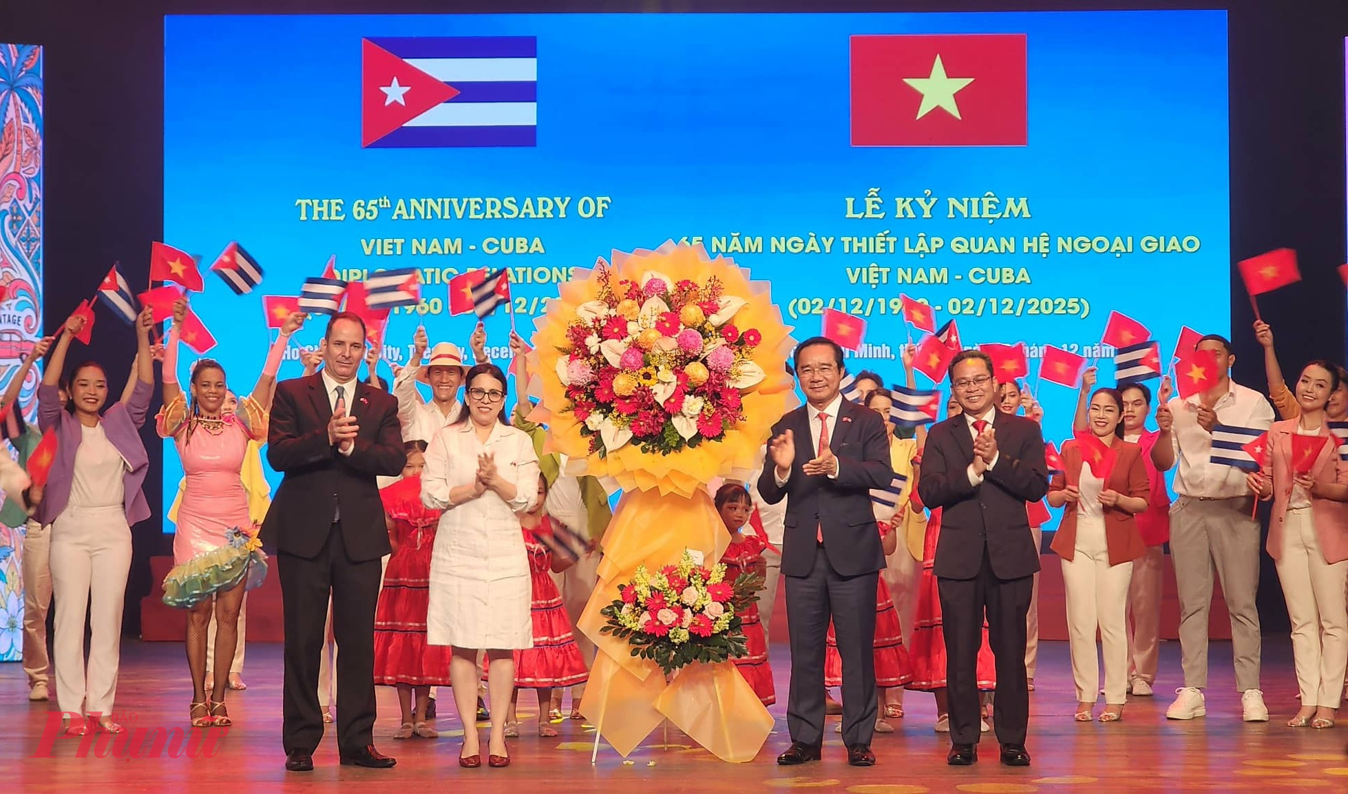 Lãnh đạo TPHCM cùng tổng lãnh sự Cuba trao tặng lẵng hoa đến các nghệ sĩ tham gia lễ kỷ niệm