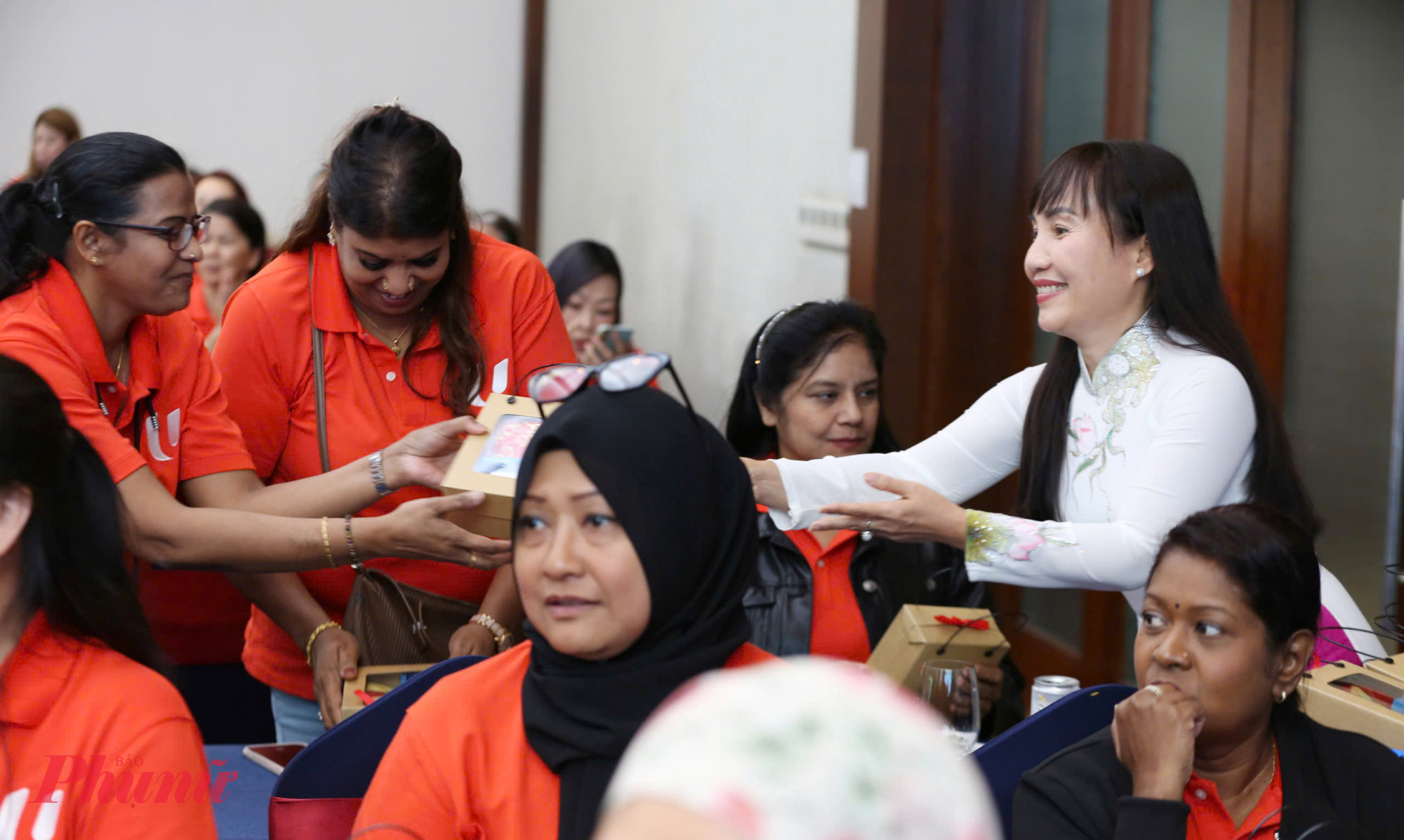 Bà Trịnh Thị Thanh - giao lưu, tặng quà các đại biểu đoàn Ủy ban phụ nữ thuộc Đại hội Công đoàn quốc gia Singapore (NTUC). 