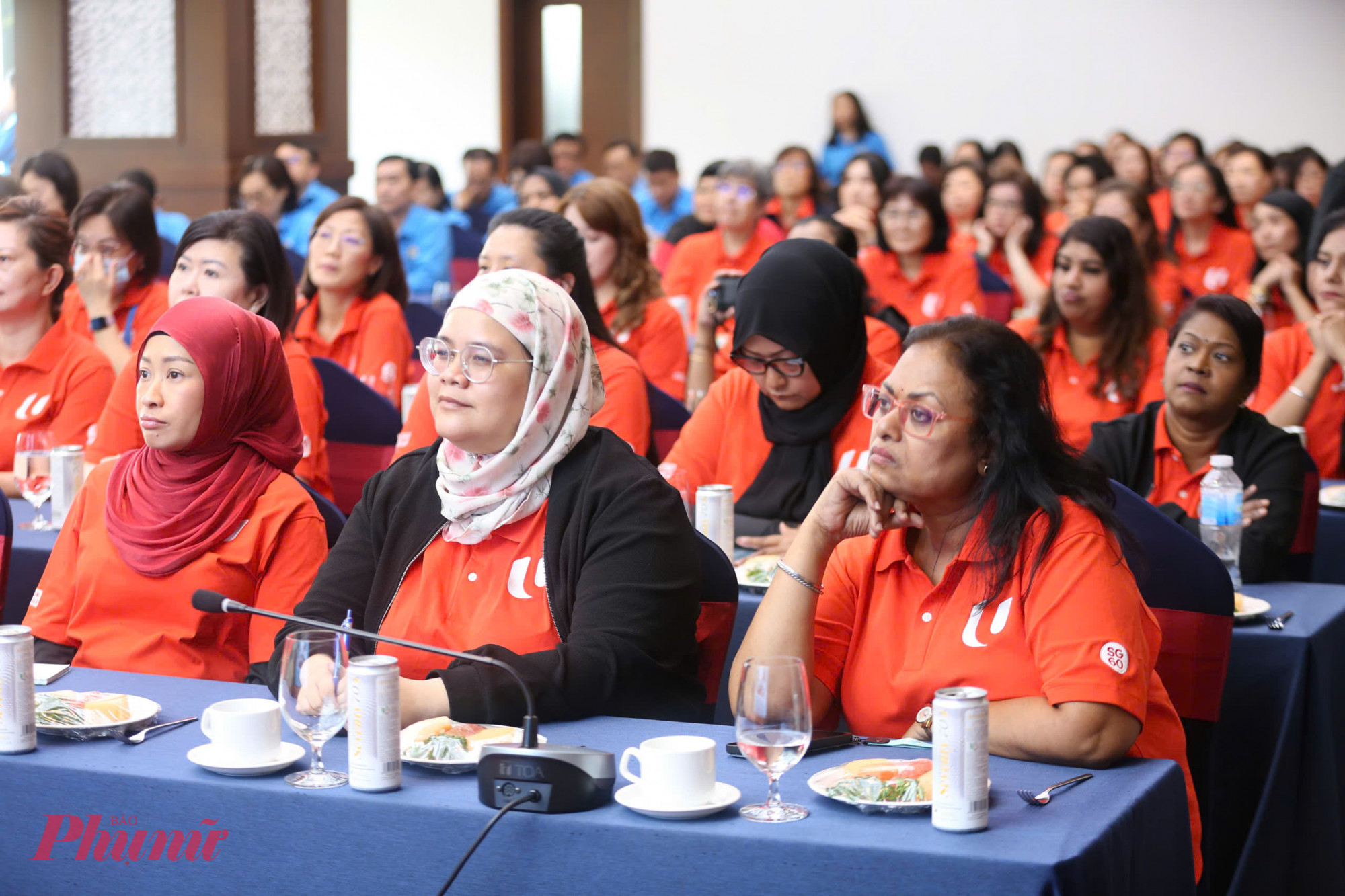 Các đại biểu Ủy ban phụ nữ thuộc Đại hội Công đoàn quốc gia Singapore tại buổi làm việc - Ảnh: Phùng Huy