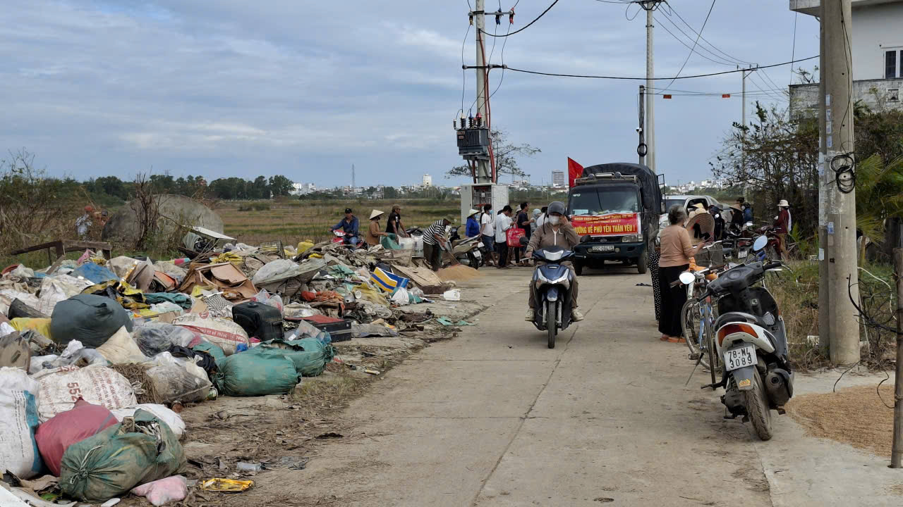 Lũ dữ rút đi, để lại sau lưng một cảnh tượng, nhà sập, bùn lầy- Ảnh: Mạnh Trâm Trân 