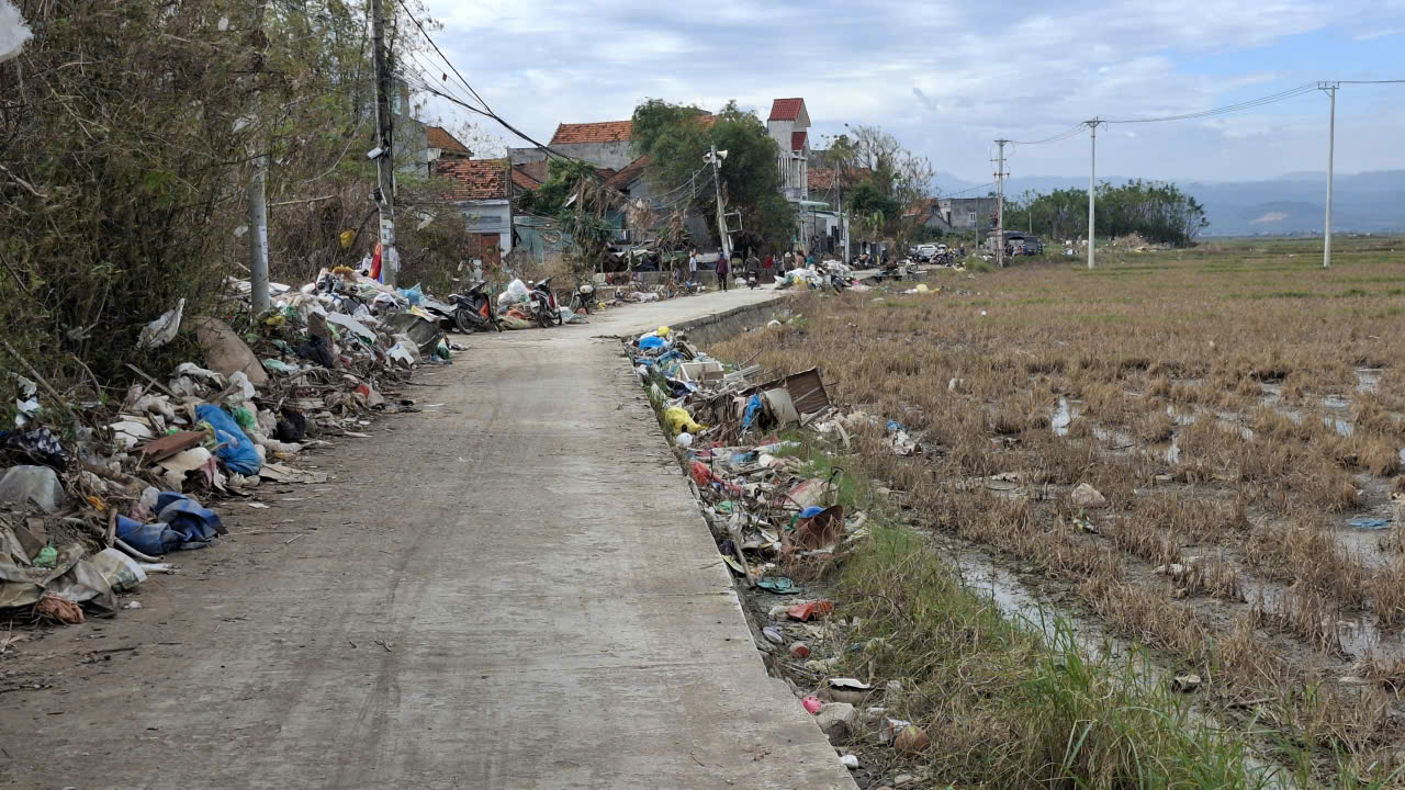 Từ  xóm Bầu “đầu trên” đến xóm Bầu “đầu dưới” đều ngập trong rác thải- Ảnh: Mạnh Trâm Trân 