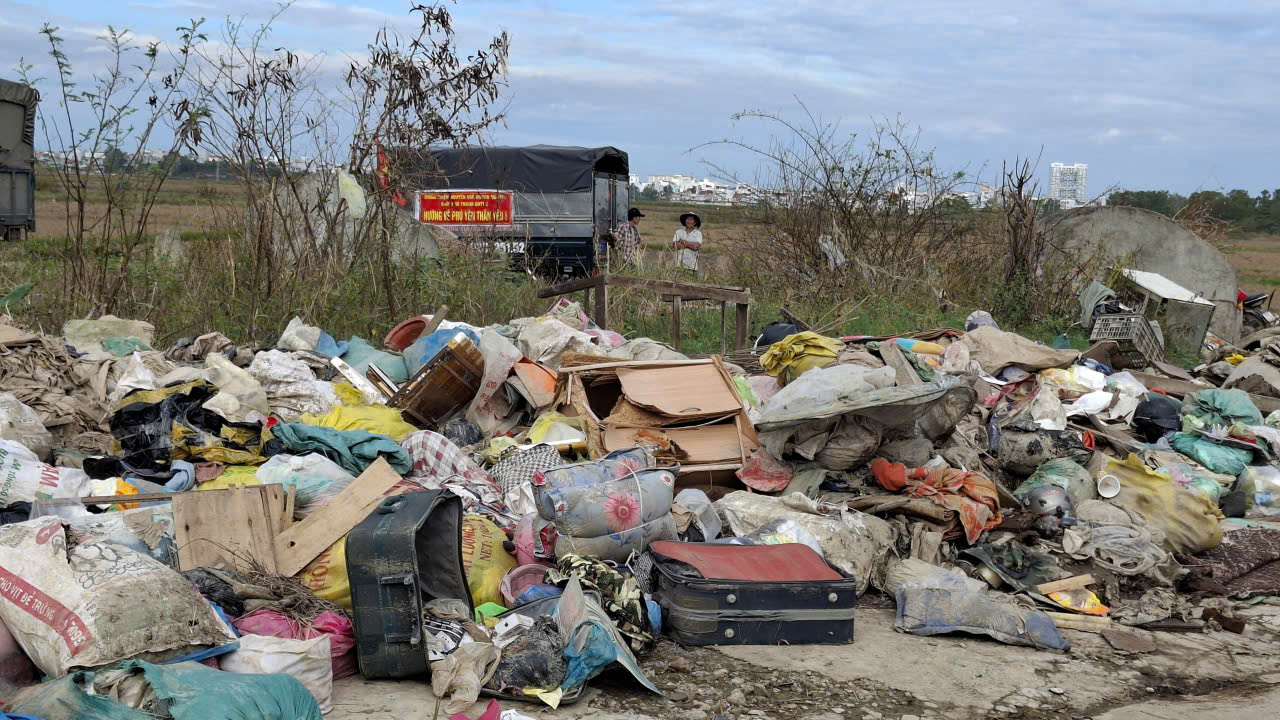 Đồ đạc hư hỏng chất đầy đường, nhếch nhác- Ảnh: Mạnh Trâm Trân 