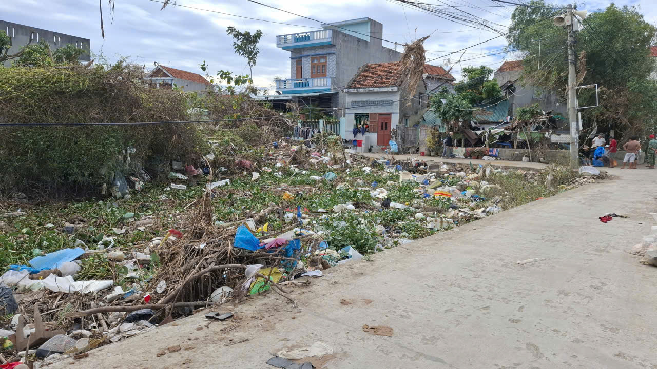 Chuyên gia môi trường cảnh báo, nếu rác thải và bùn đất không được thu gom và xử lý kịp thời, nguy cơ ô nhiễm không khí, nguồn nước, phát sinh dịch bệnh-Ảnh: Mạnh Trâm Trân 