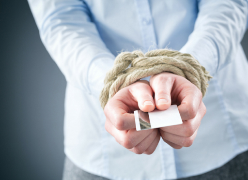 Không biết từ khi nào, đàn ông chúng tôi không đưa tiền cho vợ giữ là đàn ông... hư?