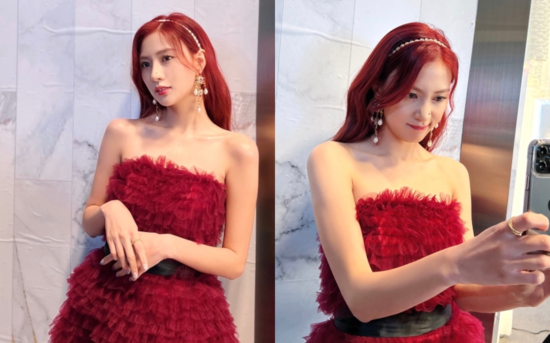 Tóc màu đỏ anh đào: Nếu muốn xuất hiện thật ấn tượng trong mùa lễ hội, tóc đỏ anh đào chính là lựa chọn không thể bỏ qua. Gam đỏ rực rỡ giúp gương mặt sáng hơn, tạo cảm giác vừa cá tính vừa quyến rũ, đúng chuẩn phong cách sao Hàn đang thịnh hành. Để giữ màu luôn tươi và không bị xỉn, bạn cần ghé salon nhuộm lại sau mỗi 2-3 tháng. Trong thời gian đó, hãy duy trì màu tóc bằng cách đắp mặt nạ tóc và dầu gội đỏ nhằm bổ sung sắc tố.